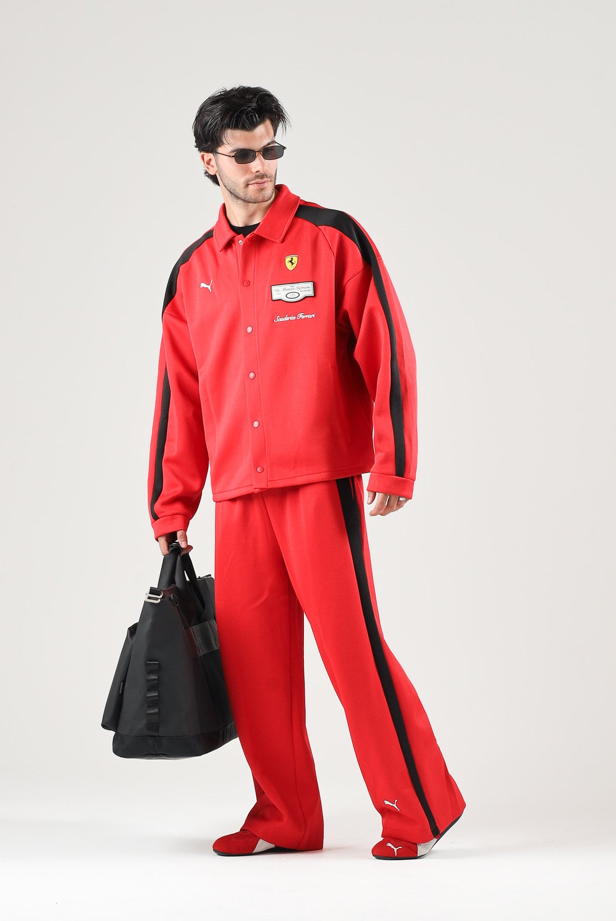 PUMA Pantaloni FERRARI RACE TRACK PANTS rosso da uomo con bande laterali nere e stemma della Scuderia Ferrari. 637056 02 PUMA