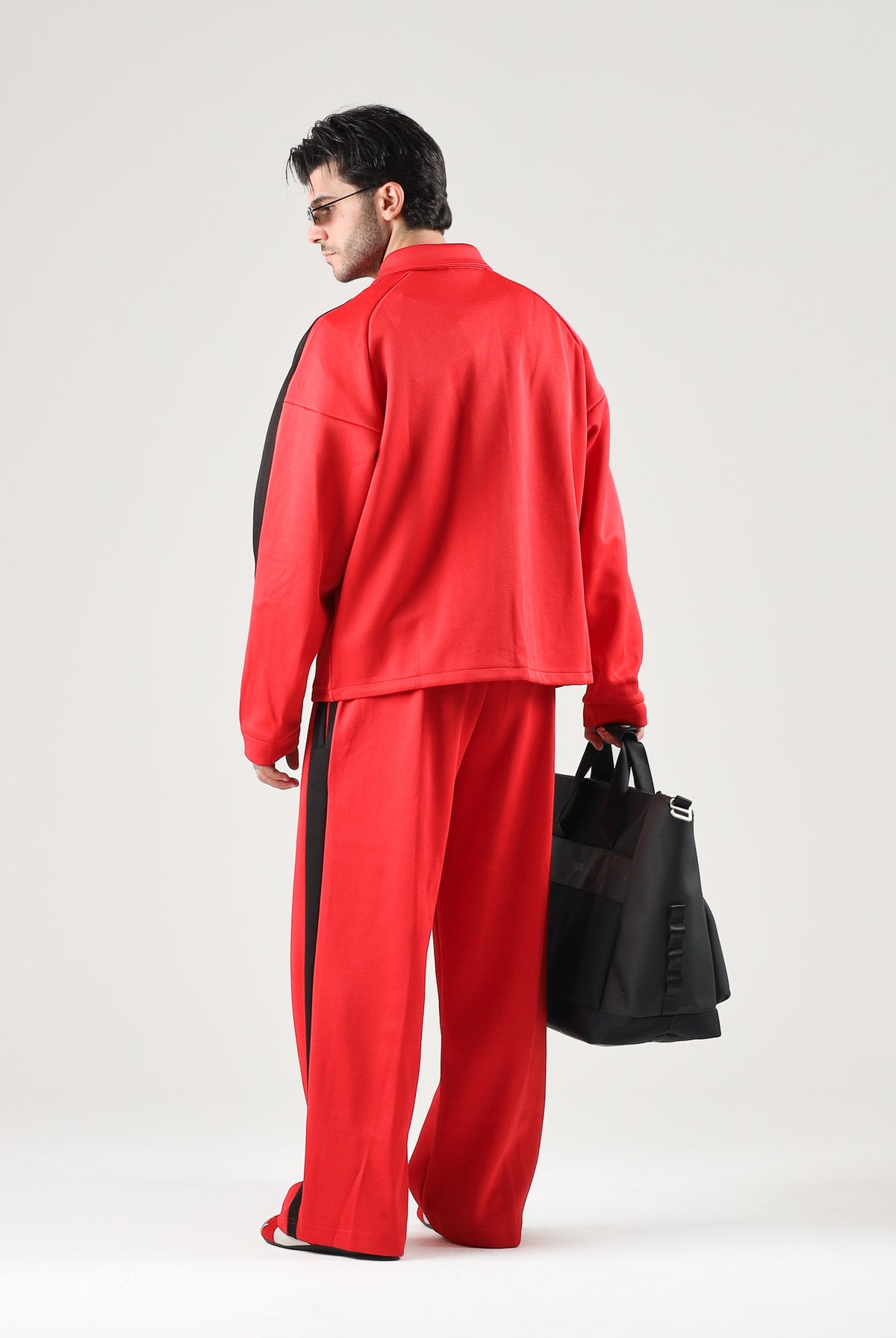 PUMA Pantaloni FERRARI RACE TRACK PANTS rosso da uomo con bande laterali nere e stemma della Scuderia Ferrari. 637056 02 PUMA