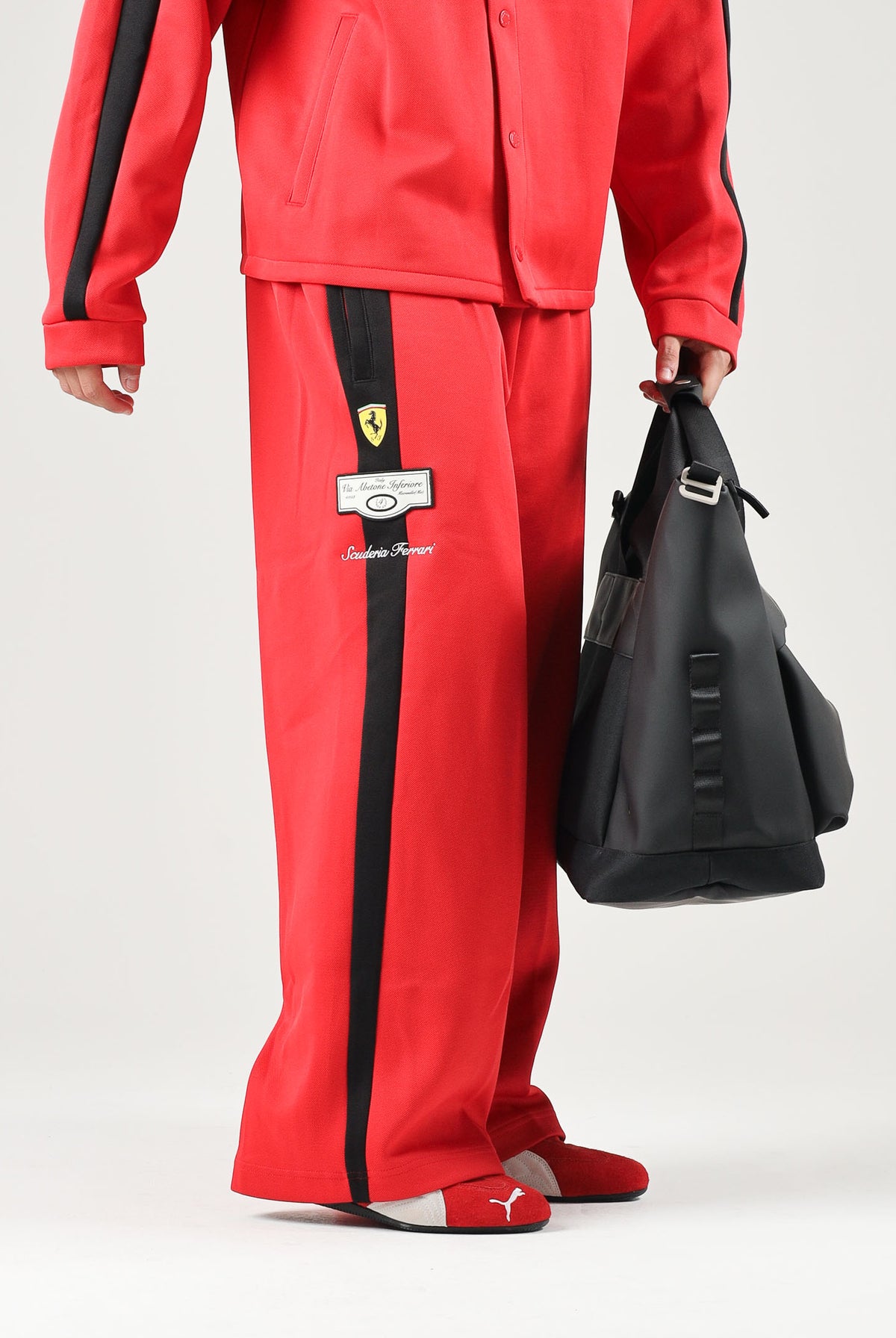 PUMA Pantaloni FERRARI RACE TRACK PANTS rosso da uomo con bande laterali nere e stemma della Scuderia Ferrari. 637056 02 PUMA