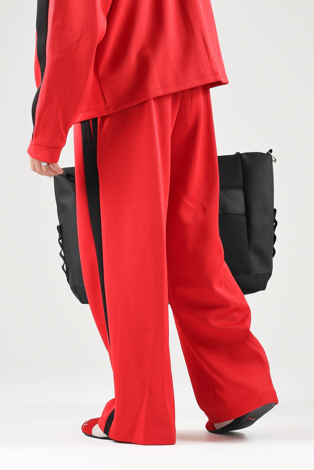 PUMA Pantaloni FERRARI RACE TRACK PANTS rosso da uomo con bande laterali nere e stemma della Scuderia Ferrari. 637056 02 PUMA