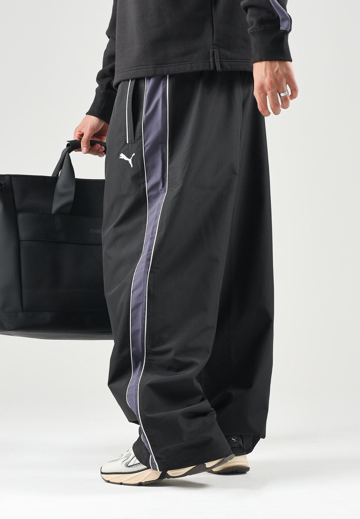 PUMA Pantalone STRAIGHT nero da uomo con bande laterali e logo iconico 637378 01 PUMA