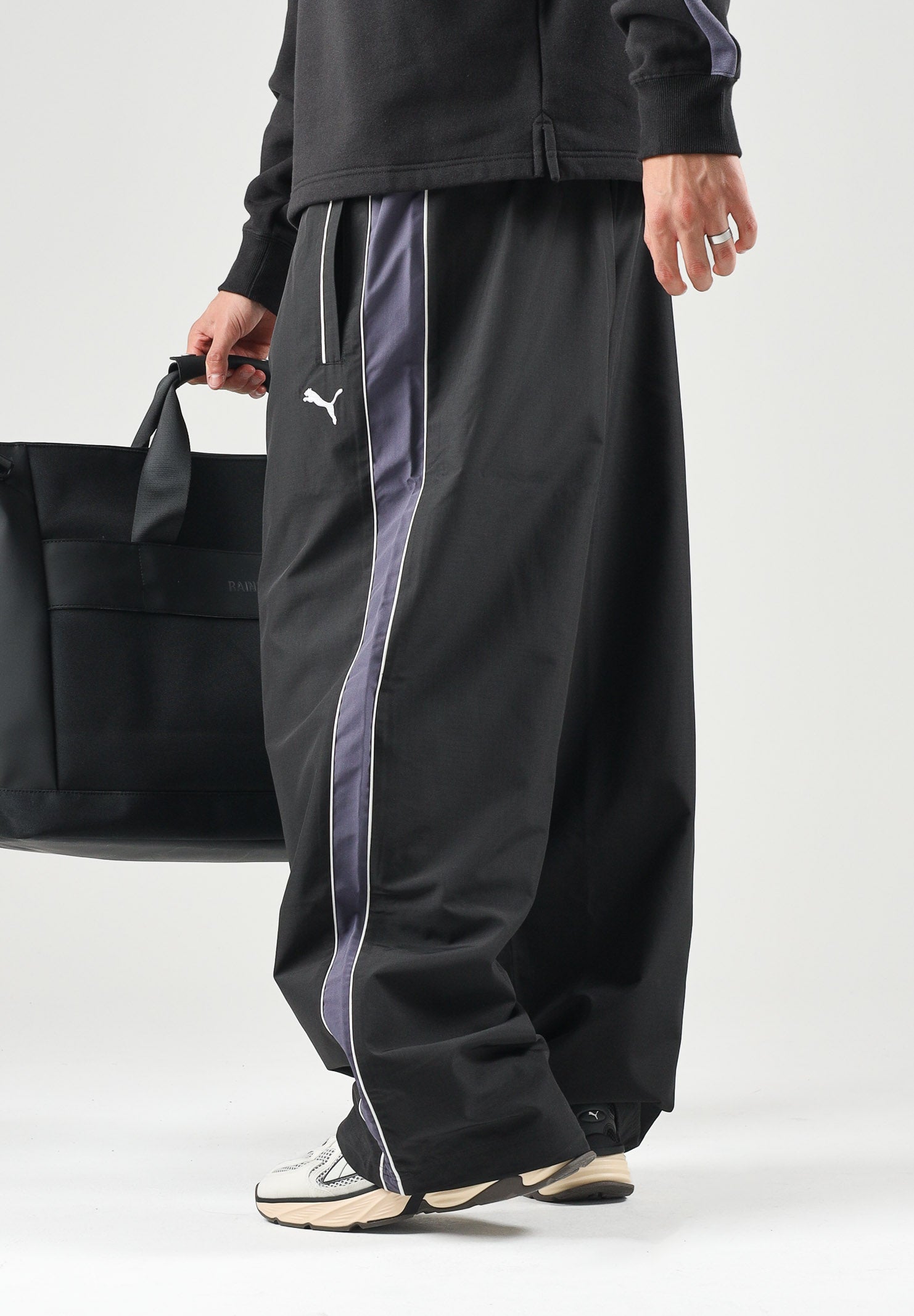PUMA Pantalone nero da uomo con bande laterali e logo iconico 637378 01 PUMA