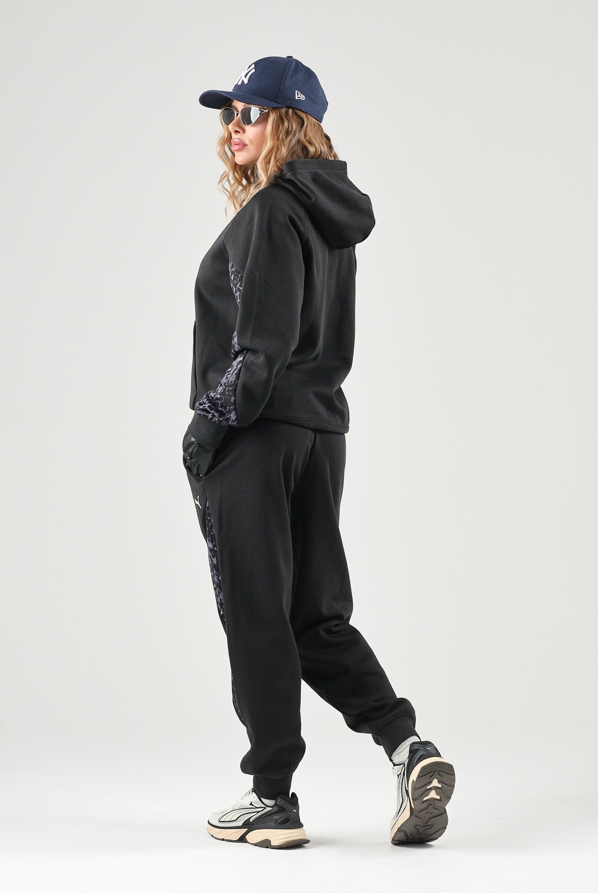 PUMA Pantalone DARE TO PRINTED nero per donna con dettagli animalier sui fianchi e caviglie elasticizzate. 637612 01 PUMA