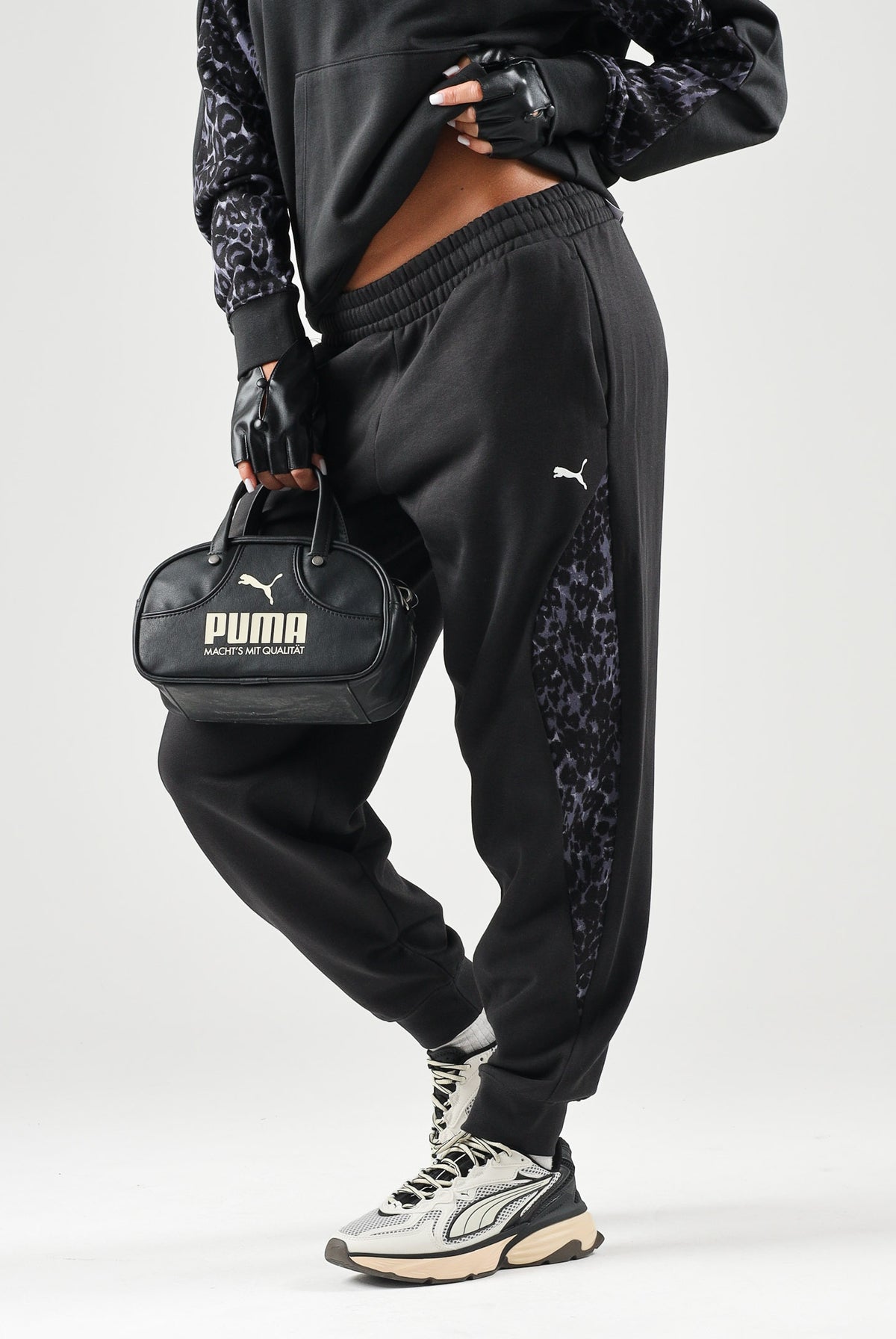 PUMA Pantalone DARE TO PRINTED nero per donna con dettagli animalier sui fianchi e caviglie elasticizzate. 637612 01 PUMA