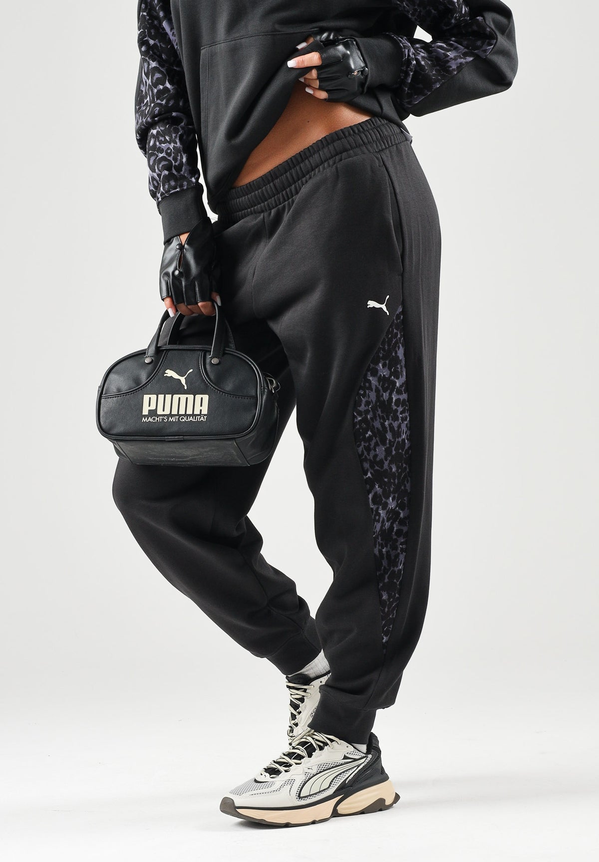 PUMA Pantalone DARE TO PRINTED nero per donna con dettagli animalier sui fianchi e caviglie elasticizzate. 637612 01 PUMA