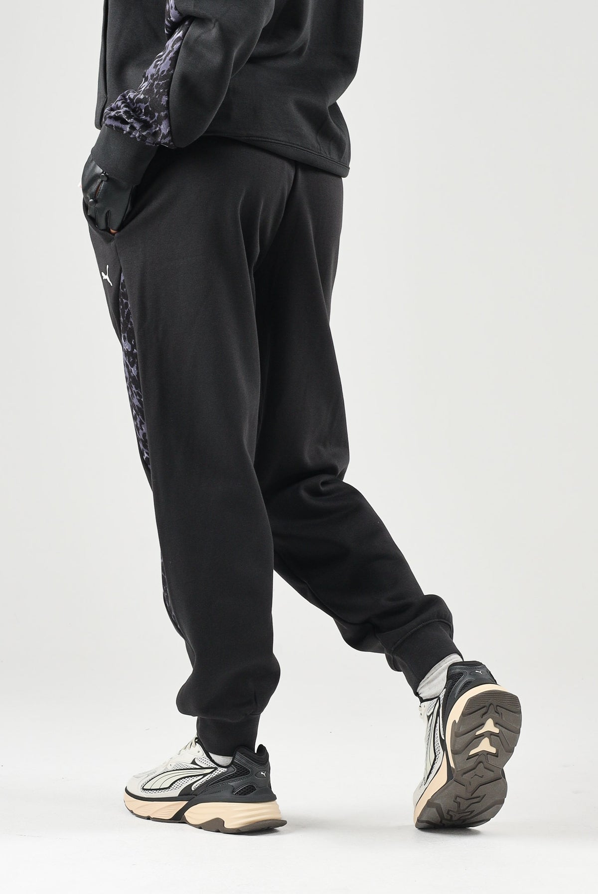 PUMA Pantalone DARE TO PRINTED nero per donna con dettagli animalier sui fianchi e caviglie elasticizzate. 637612 01 PUMA