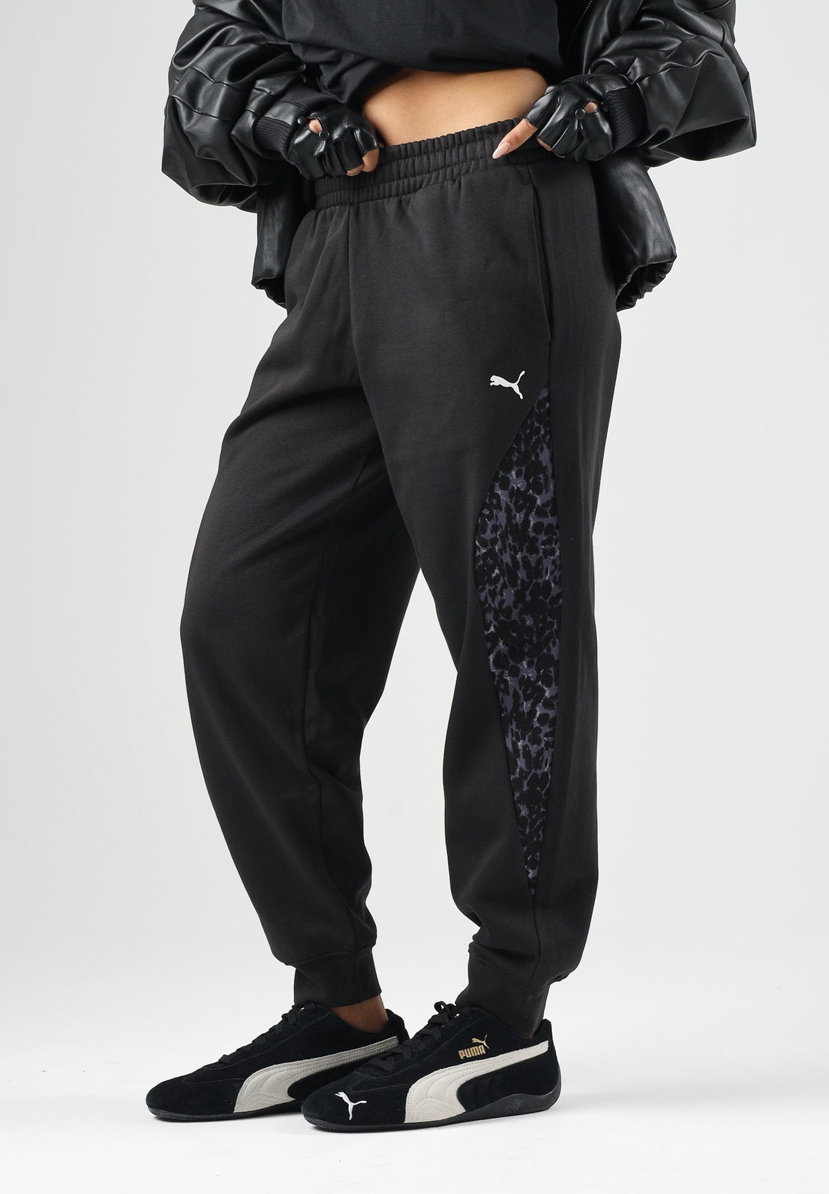 PUMA Pantalone DARE TO PRINTED nero per donna con dettagli animalier sui fianchi e caviglie elasticizzate. 637612 01 PUMA