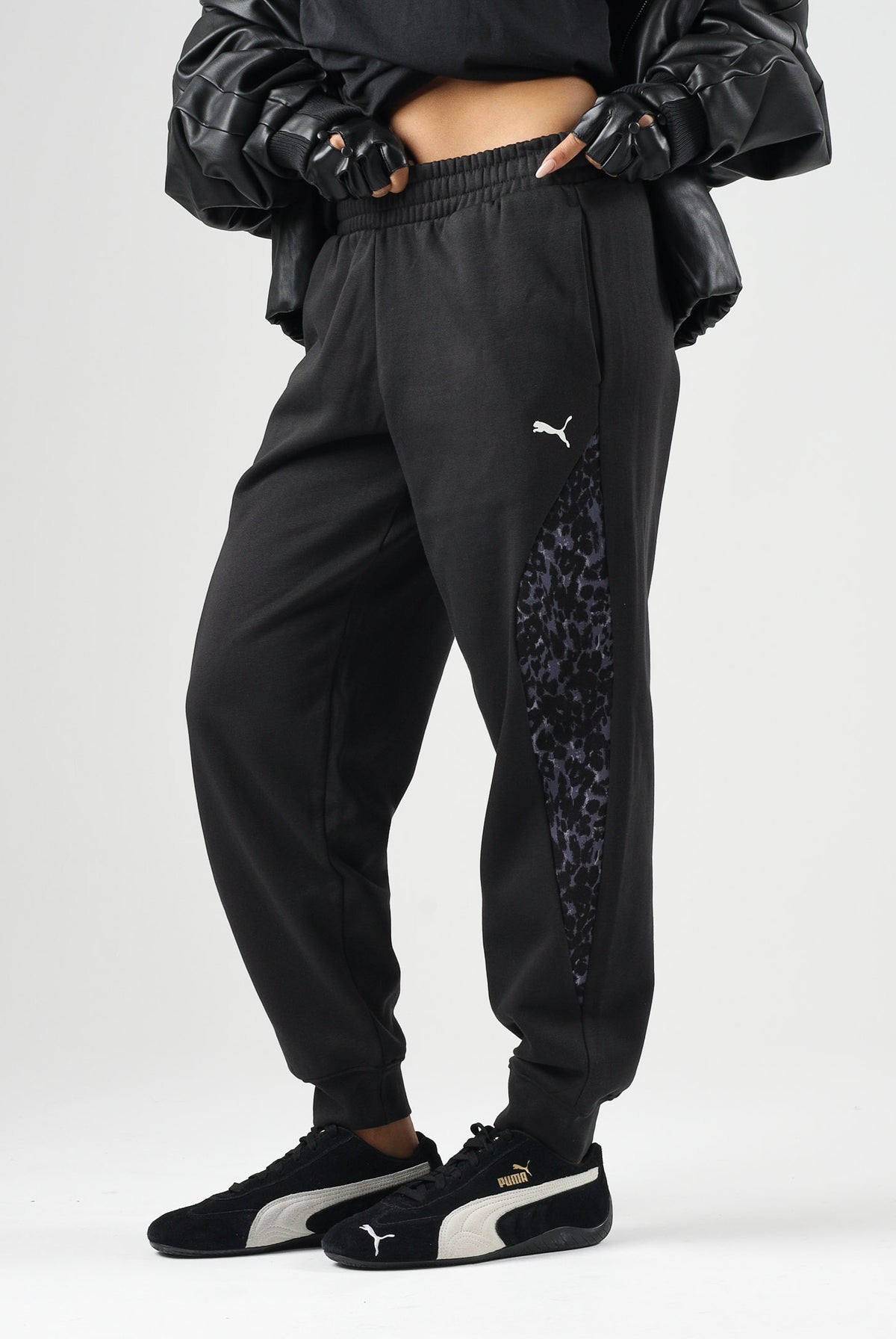 PUMA Pantaloni DARE TO PRINTED neri per donna con dettagli animalier sui fianchi e caviglie elasticizzate. 637612 01 PUMA