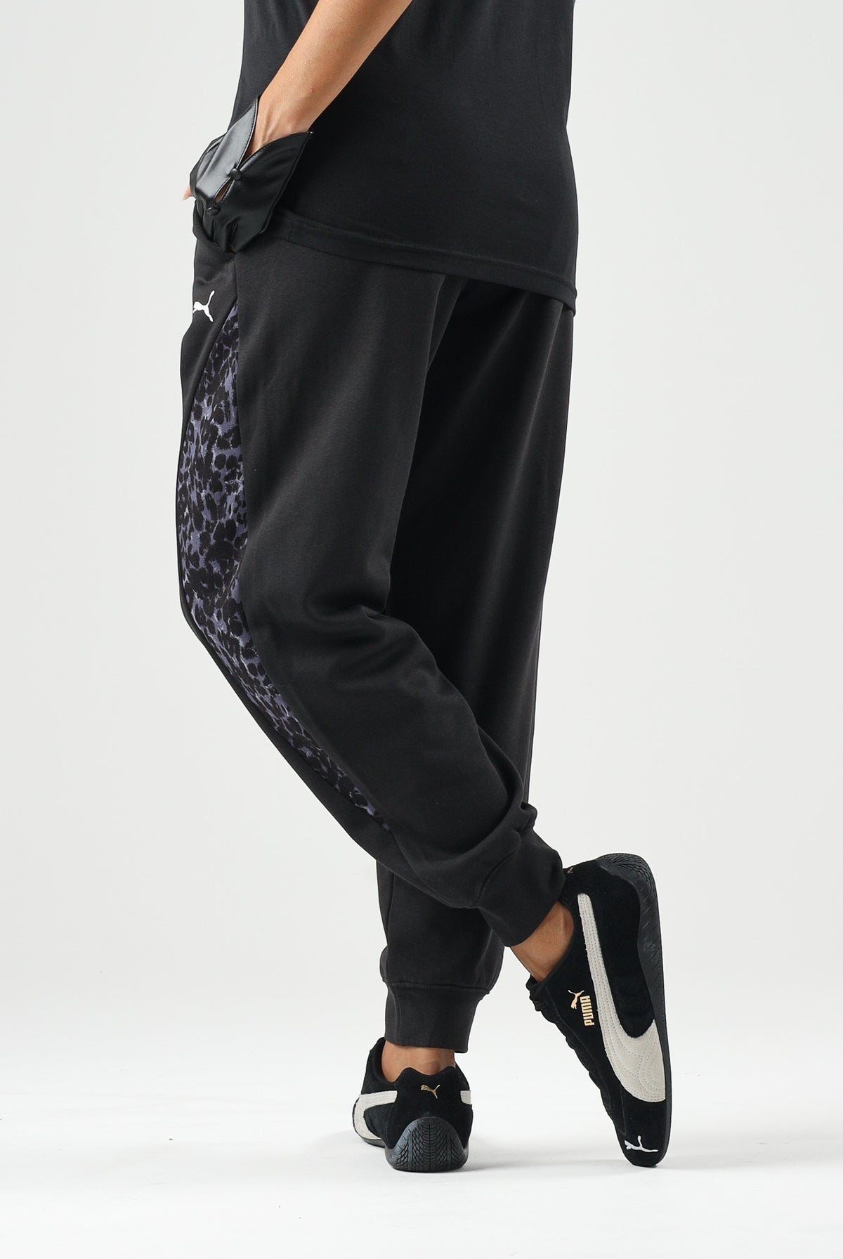 PUMA Pantaloni DARE TO PRINTED neri per donna con dettagli animalier sui fianchi e caviglie elasticizzate. 637612 01 PUMA