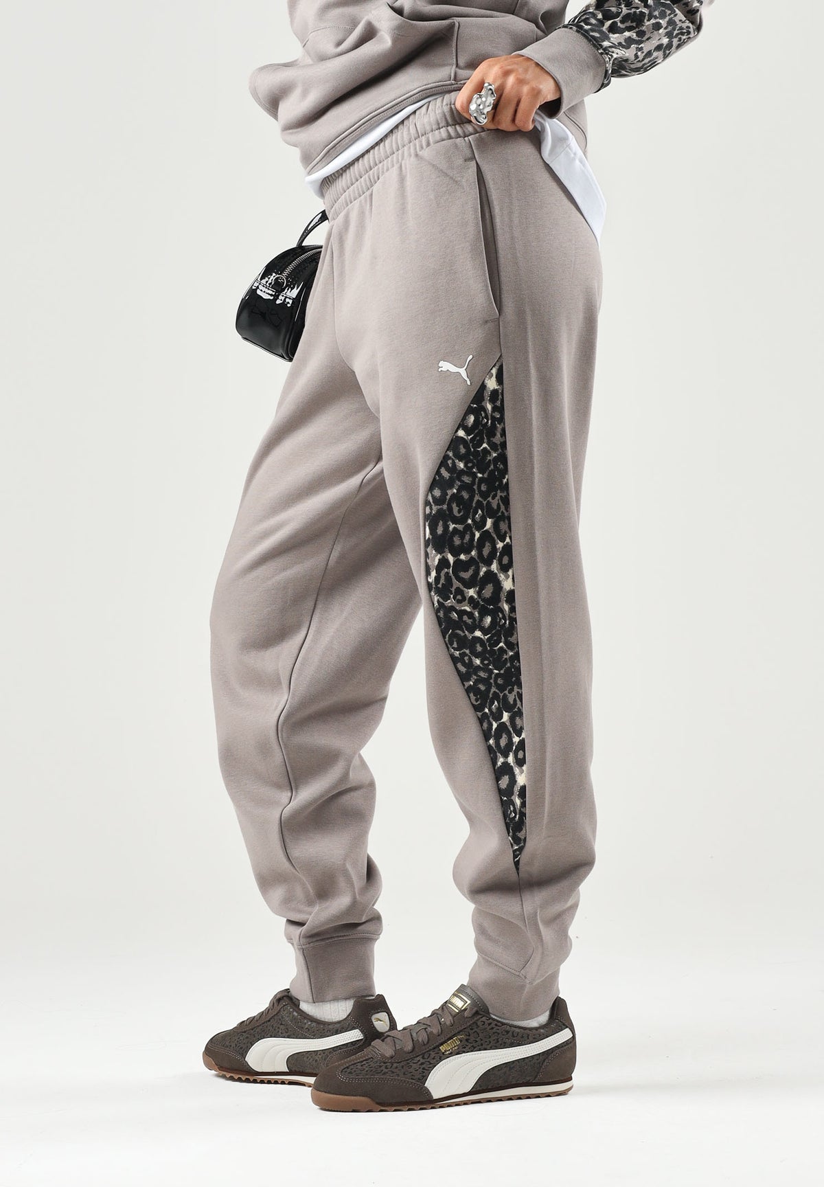 PUMA Pantalone DARE TO PRINTED beige per donna con dettagli animalier sui fianchi e caviglie elasticizzate. 637612 81 PUMA