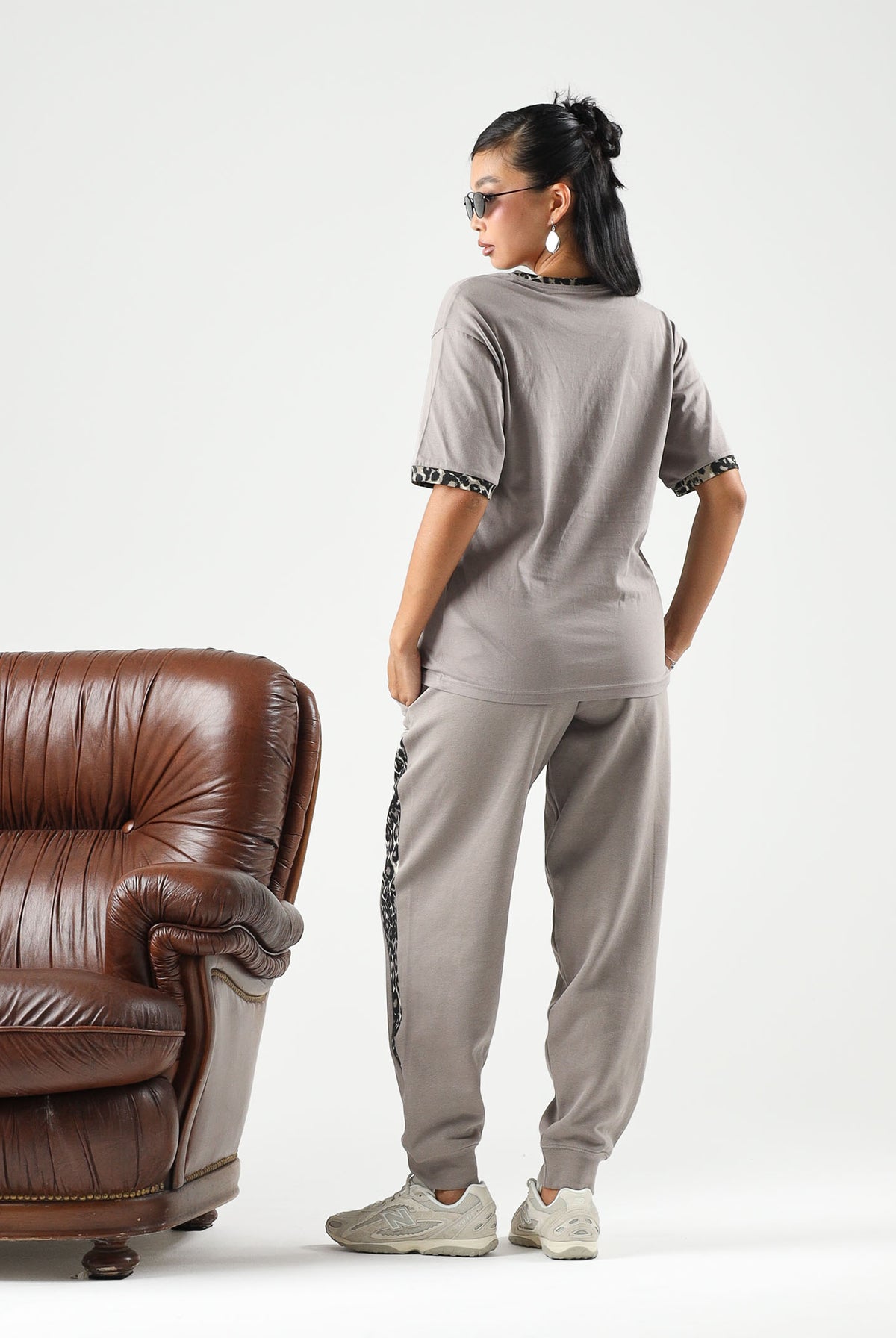 PUMA Pantaloni DARE TO PRINTED beige per donna con dettagli animalier sui fianchi e caviglie elasticizzate. 637612 81 PUMA