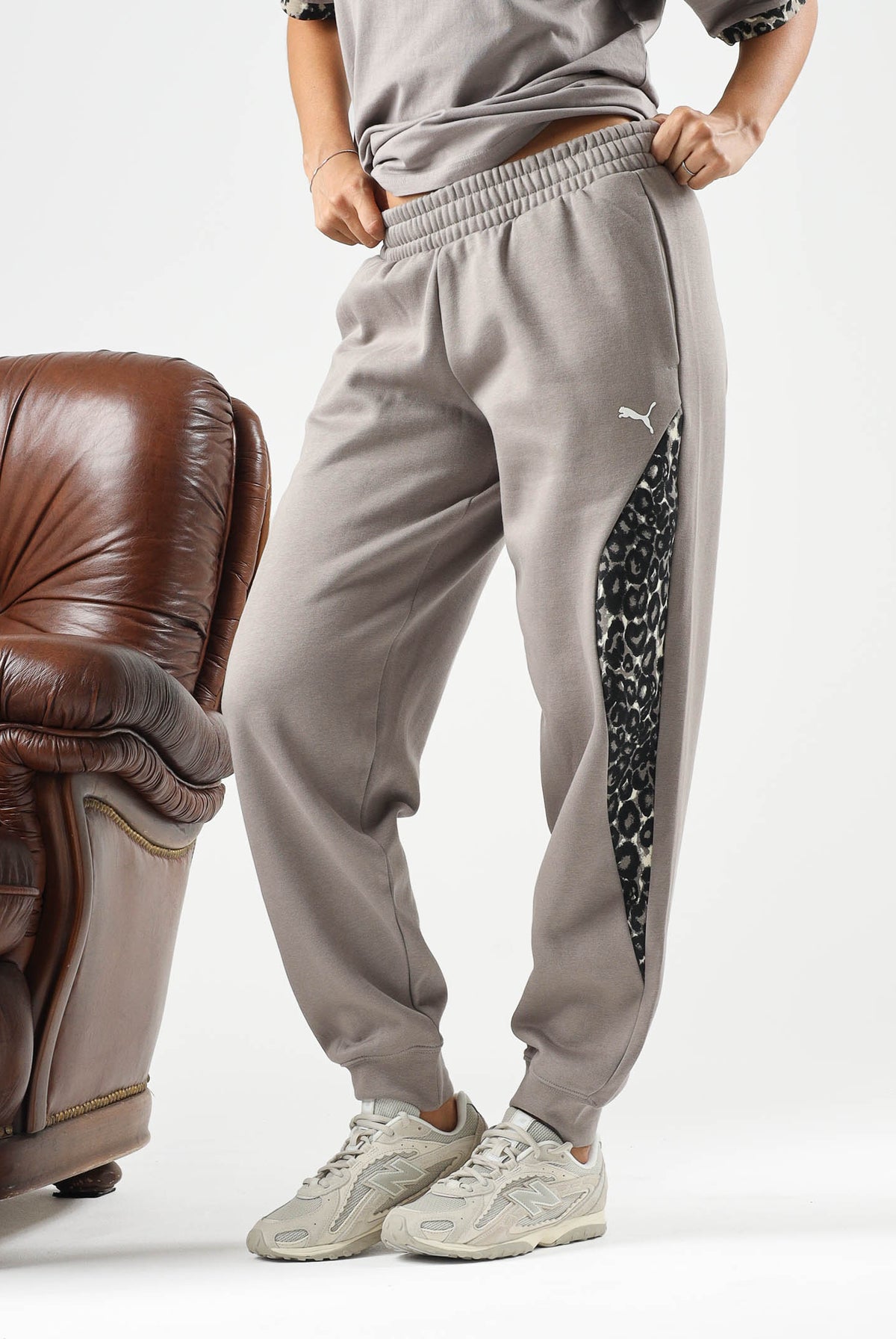 PUMA Pantaloni DARE TO PRINTED beige per donna con dettagli animalier sui fianchi e caviglie elasticizzate. 637612 81 PUMA