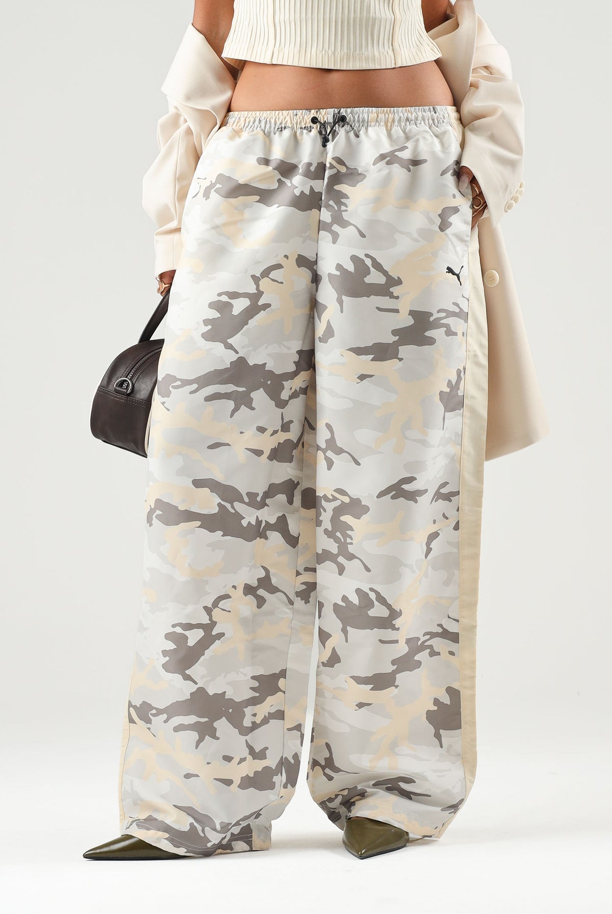 PUMA Pantaloni DARE TO CAMO giallo da donna con motivo mimetico sfumato 638346 88 PUMA