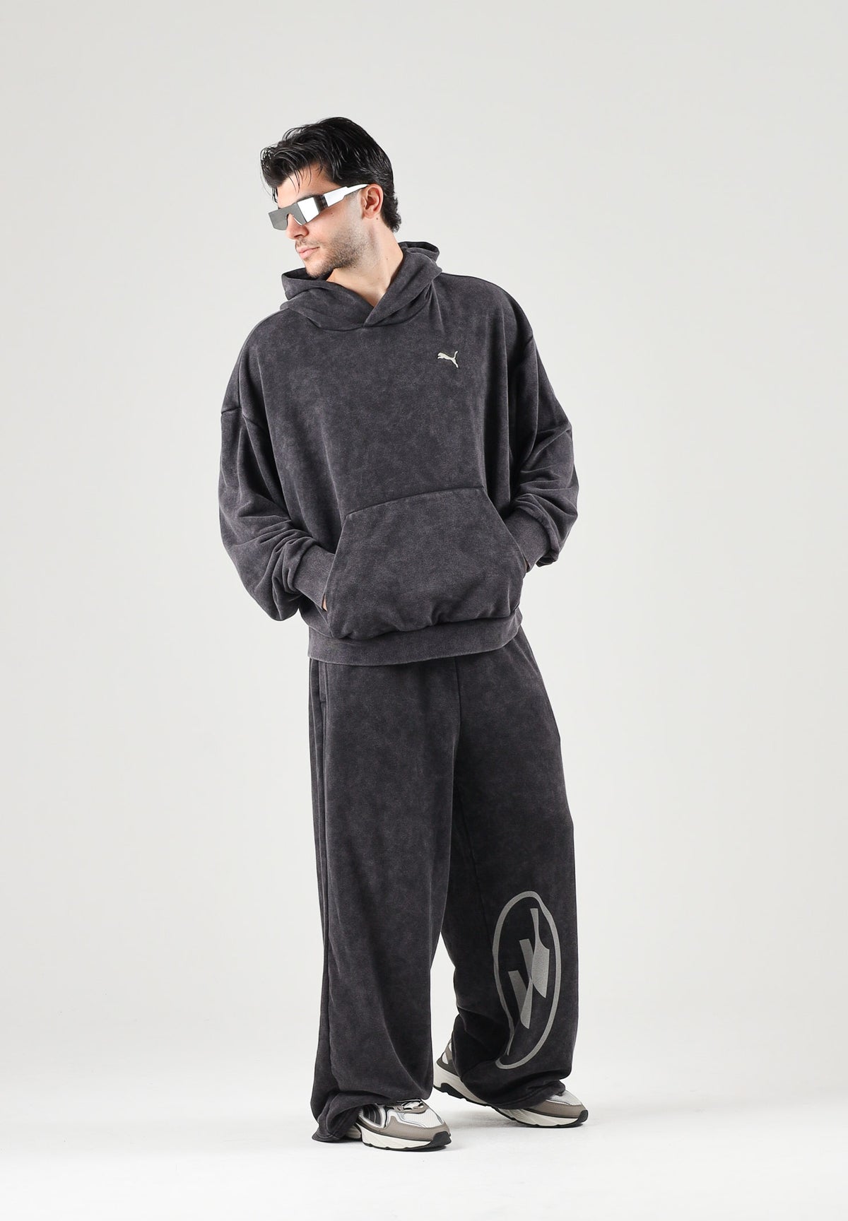 PUMA Pantalone DARE TO WASHED black per uomo con finitura effetto vissuto e maxi grafica 638731 01 PUMA