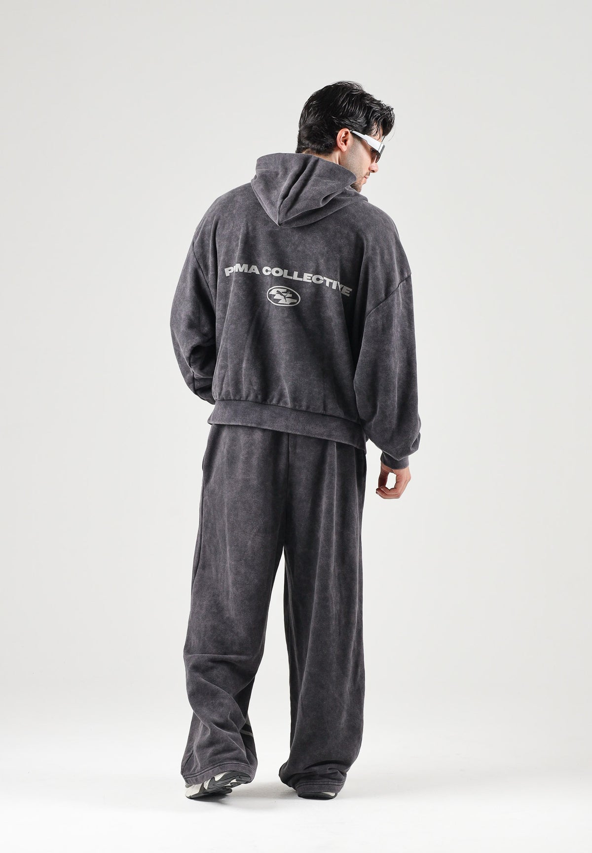 PUMA Pantalone DARE TO WASHED grigio antracite per uomo con finitura effetto vissuto e maxi grafica 638731 01 PUMA