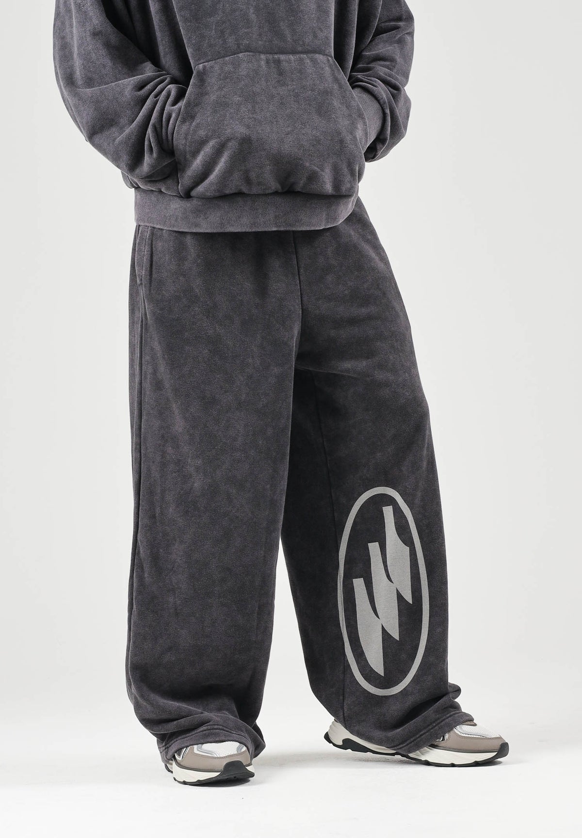 PUMA Pantalone DARE TO WASHED black per uomo con finitura effetto vissuto e maxi grafica 638731 01 PUMA