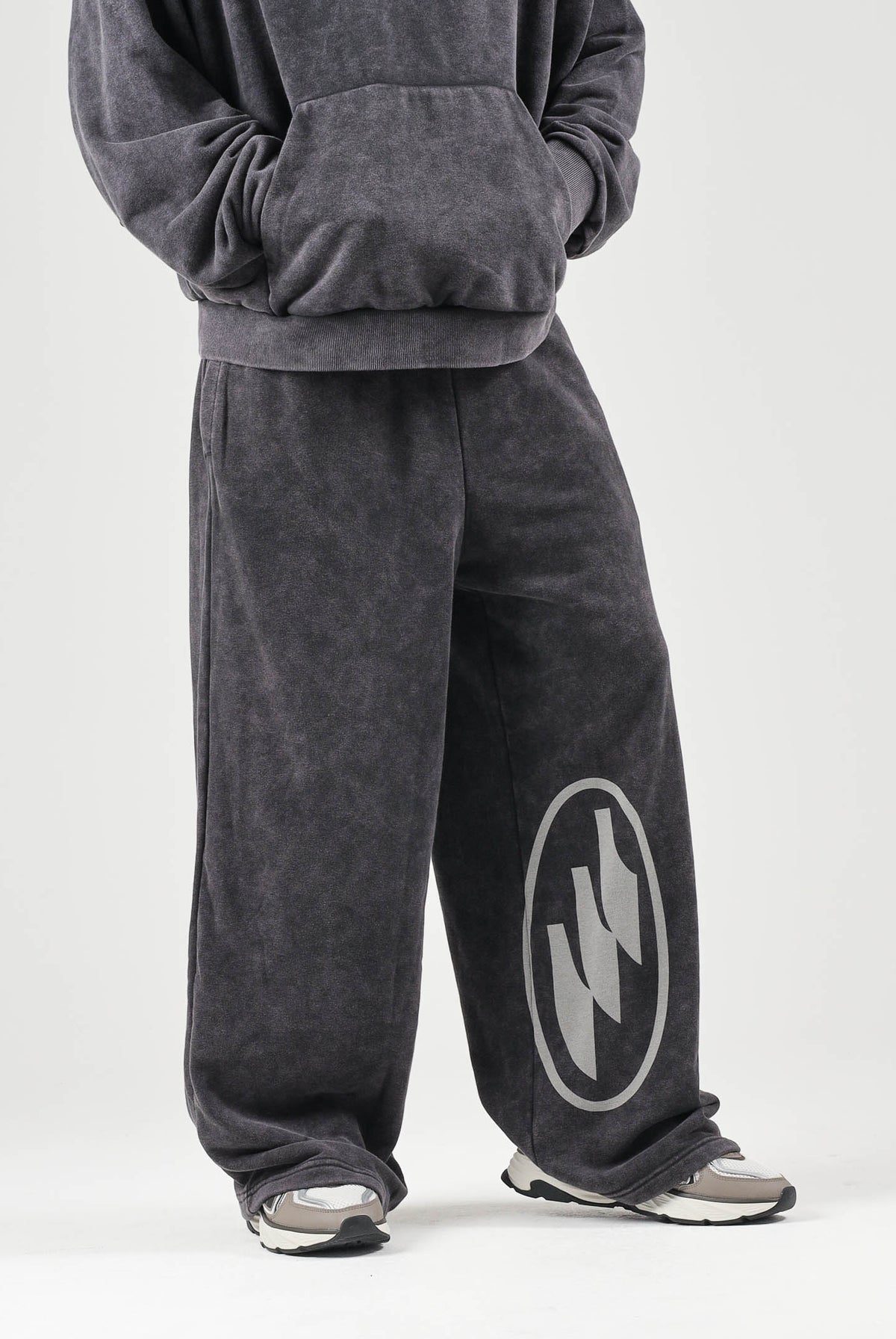 PUMA Pantaloni DARE TO WASHED grigio antracite per uomo con finitura effetto vissuto e maxi grafica 638731 01 PUMA