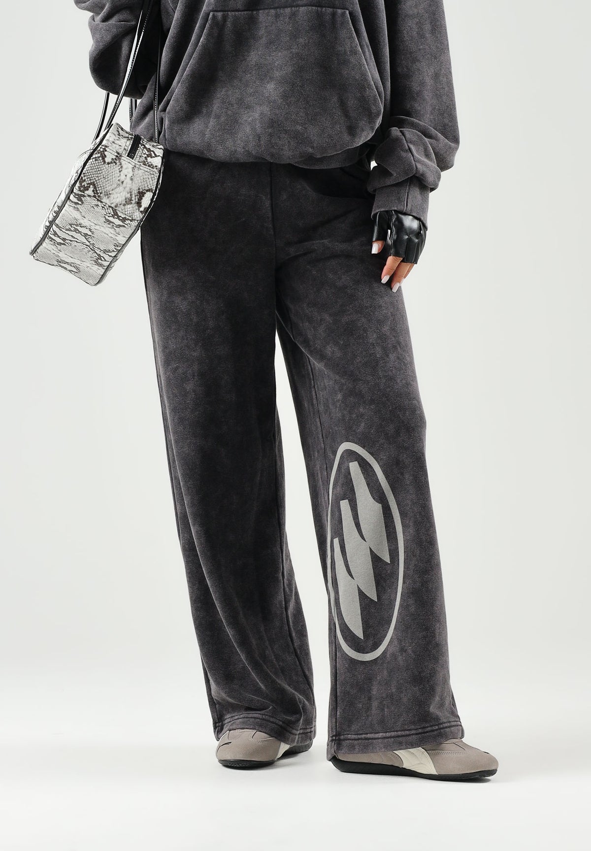 PUMA Pantalone DARE TO WASHED grigio antracite per uomo con finitura effetto vissuto e maxi grafica 638731 01 PUMA