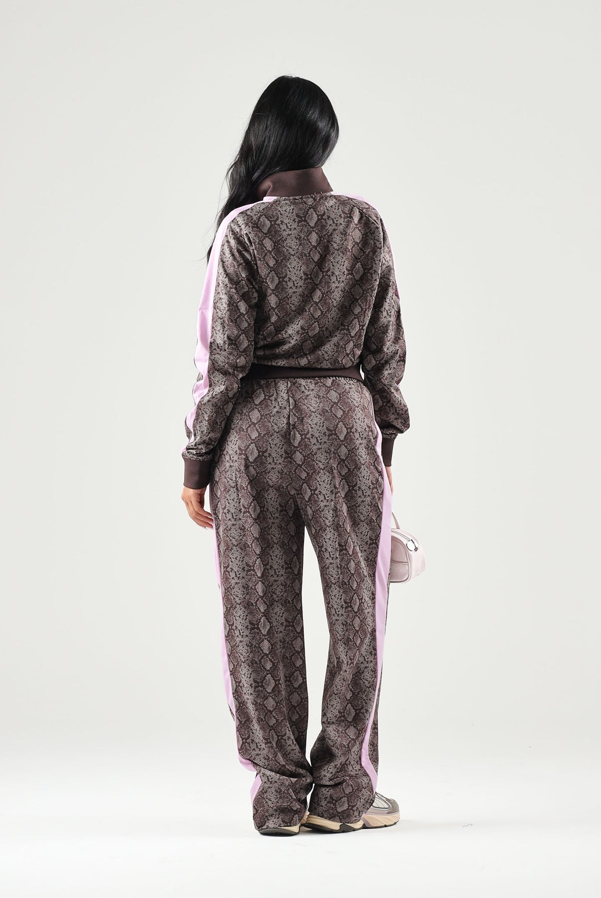 PUMA Pantaloni PYTHON PRINT TRACK PANTS marrone e rosa da donna con stampa pitonata 638733 33 PUMA