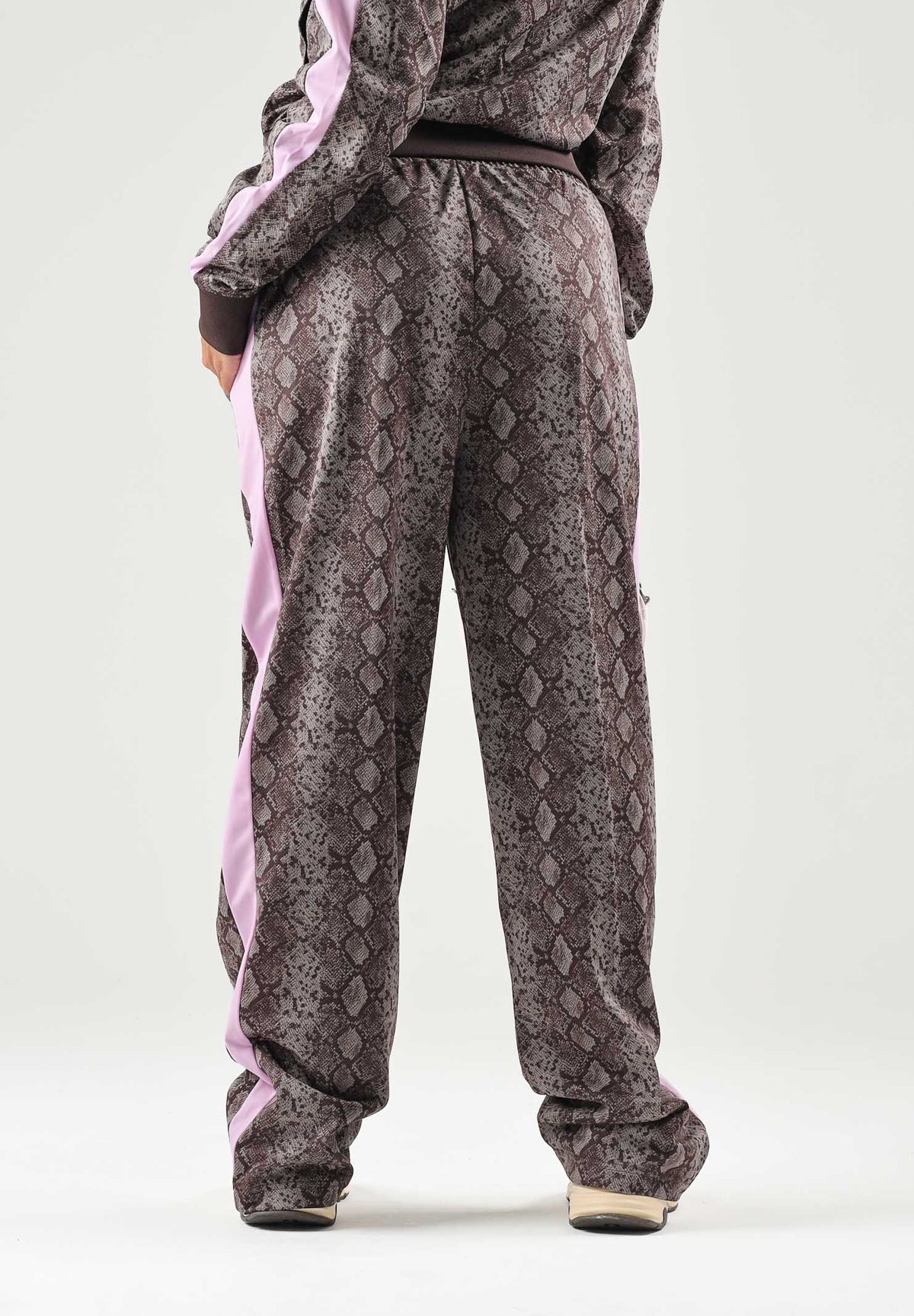 PUMA Pantalone PYTHON PRINT TRACK PANTS marrone e rosa da donna con stampa pitonata 638733 33 PUMA