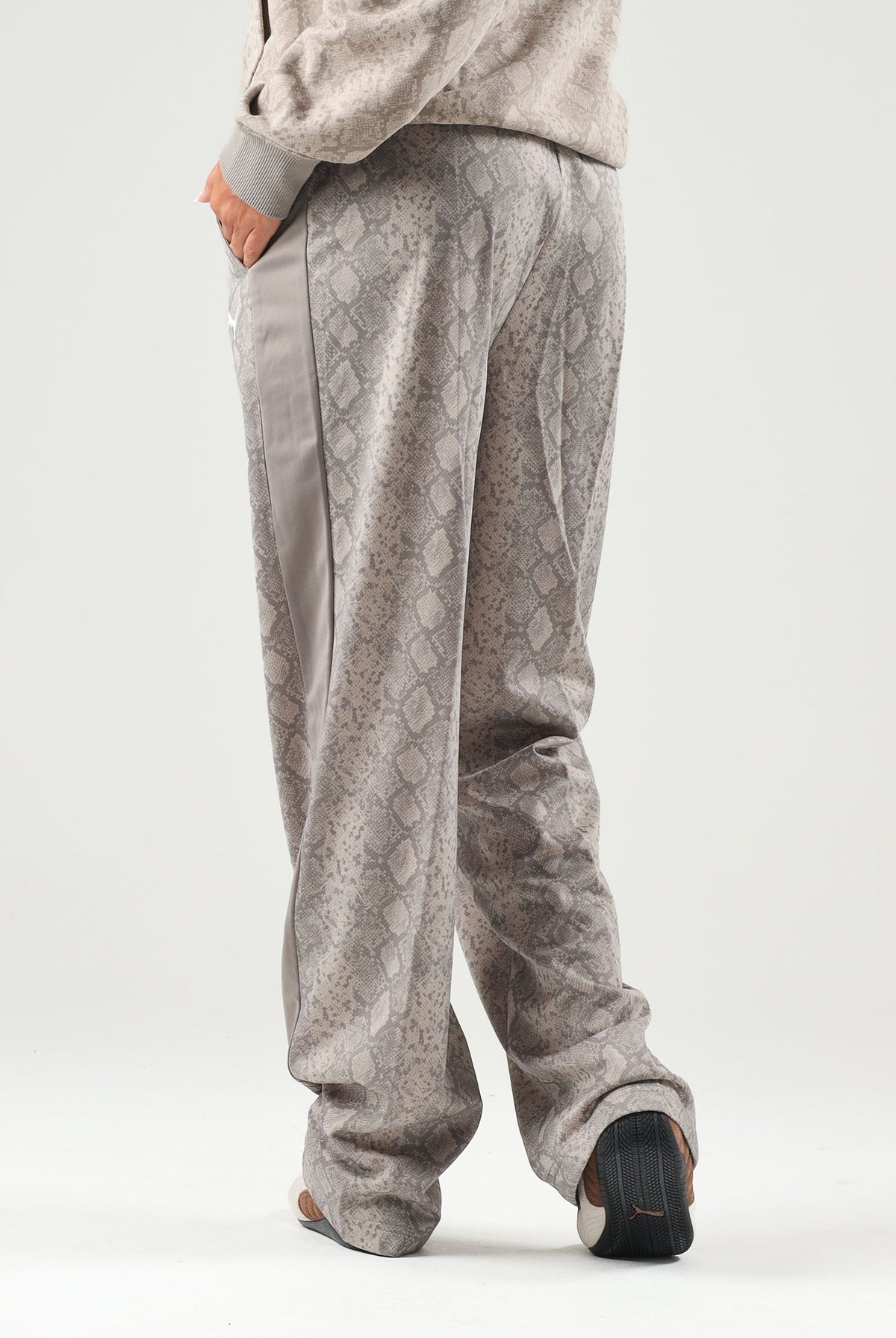 PUMA Pantaloni PYTHON PRINT TRACK PANTS beige da donna con stampa pitonata 638733 81 PUMA