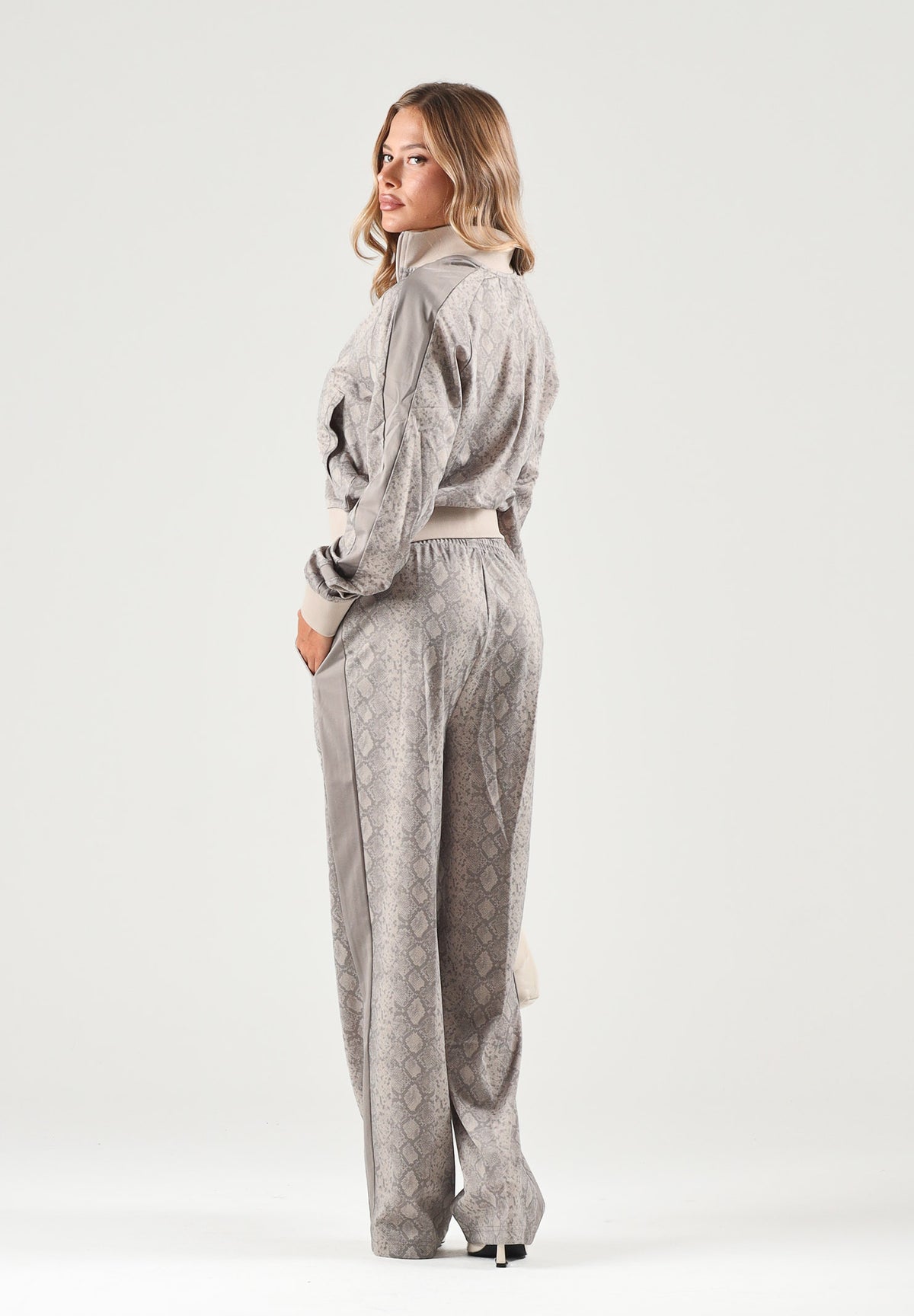 PUMA Felpa con zip PYTHON PRINT TRACK JACKET beige da donna con fantasia pitonata 638737 81 PUMA