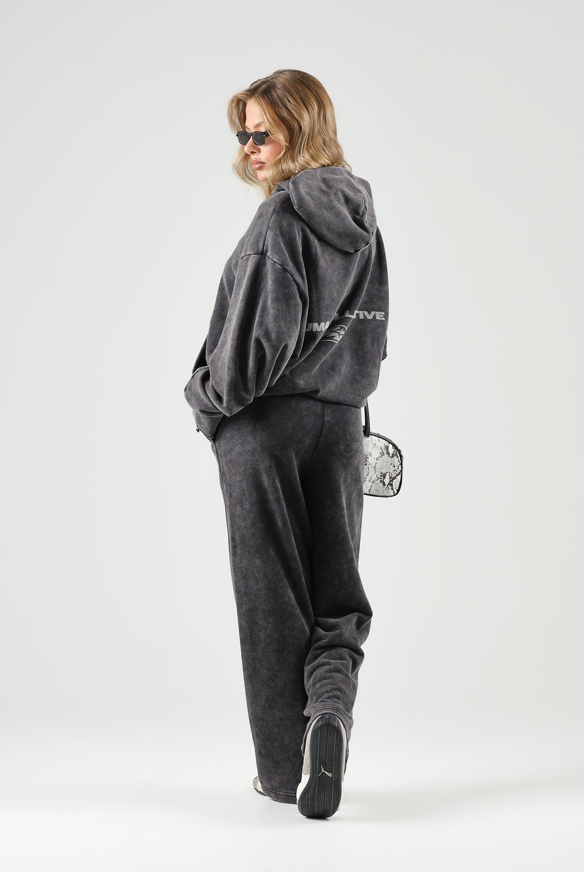 PUMA Felpa con cappuccio DARE TO WASHED nera per uomo e donna con trattamento di lavaggio vintage 638738 01 PUMA