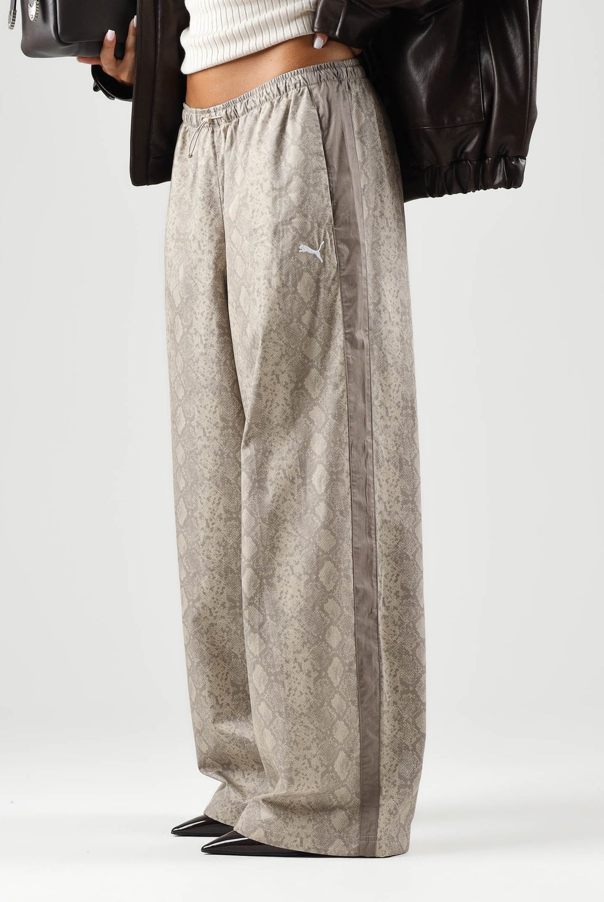 PUMA Pantaloni T7 RELAXED SNAKE beige da donna con motivo animalier e laccetti sul fondo 638743 81 PUMA