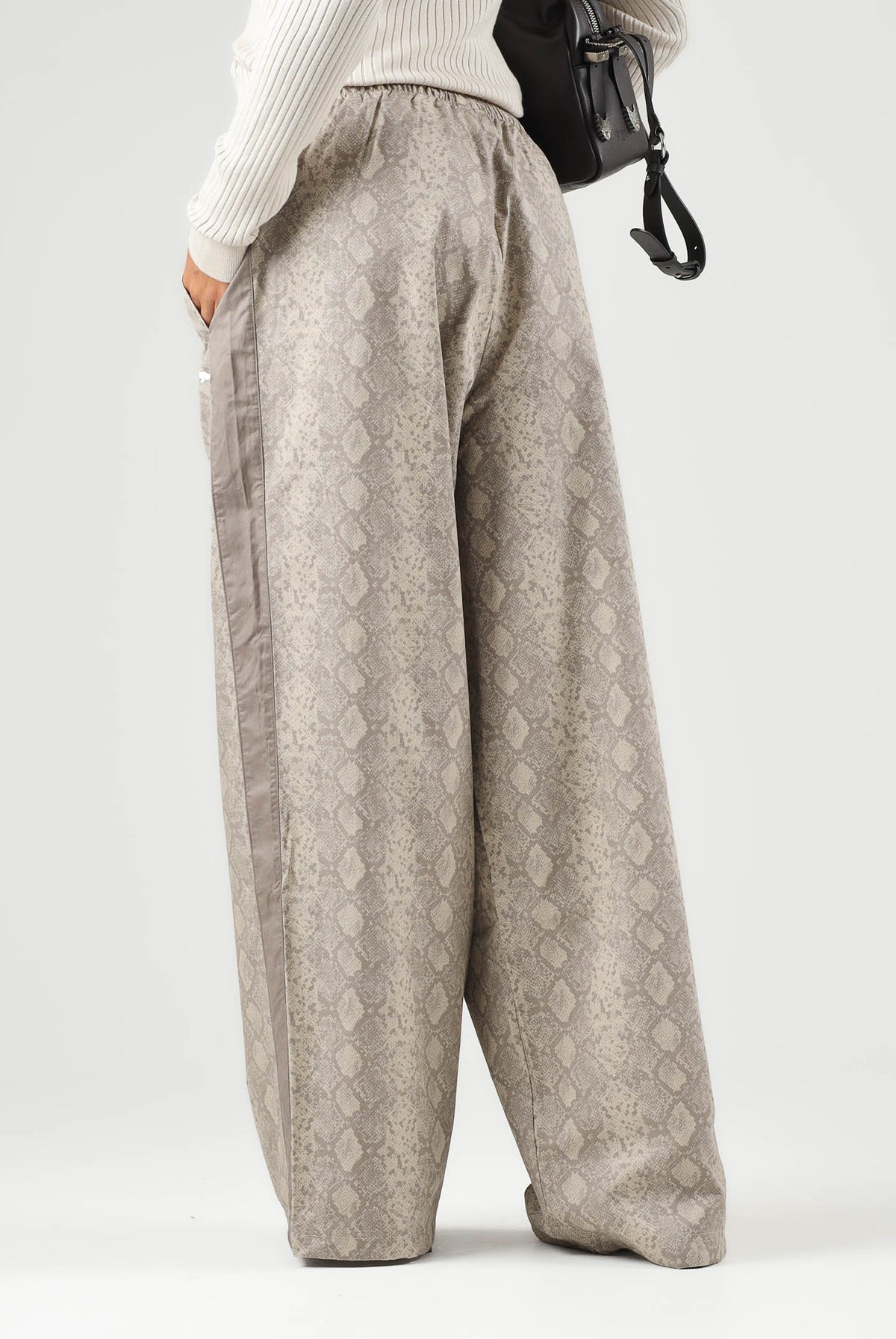 PUMA Pantaloni T7 RELAXED SNAKE beige da donna con motivo animalier e laccetti sul fondo 638743 81 PUMA