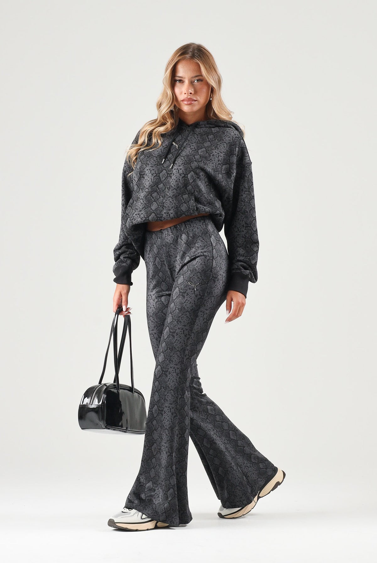 PUMA Felpa con cappuccio CLASSICS nera per donna con trama animalier pitonata 638748 01 PUMA