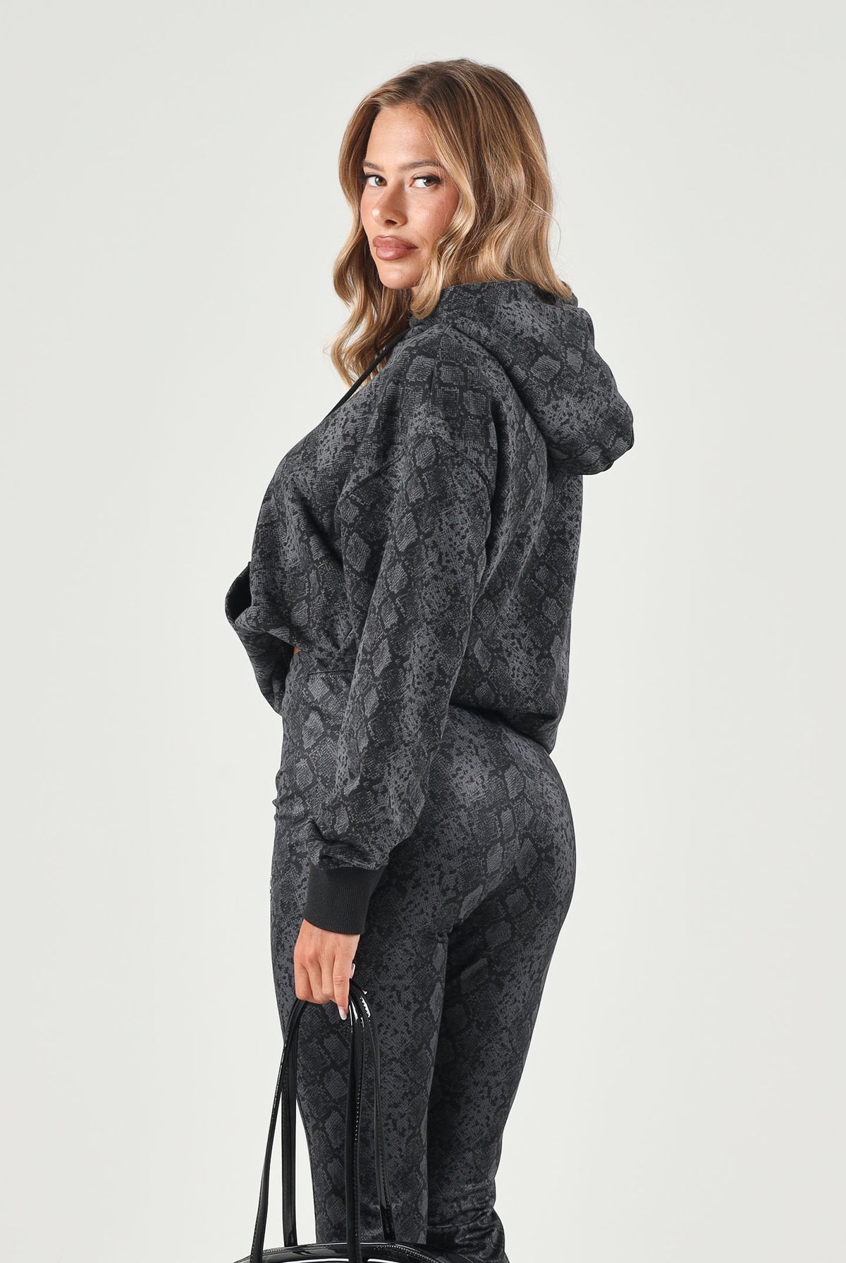 PUMA Felpa con cappuccio CLASSICS nera per donna con trama animalier pitonata 638748 01 PUMA