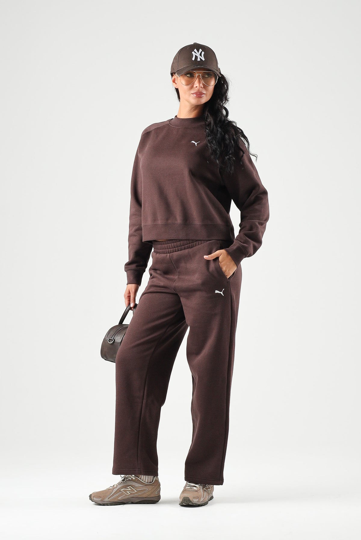 PUMA Tuta DOWNTOWN SWEATSUIT marrone per donna con mini logo iconico laterale 693995 33 PUMA