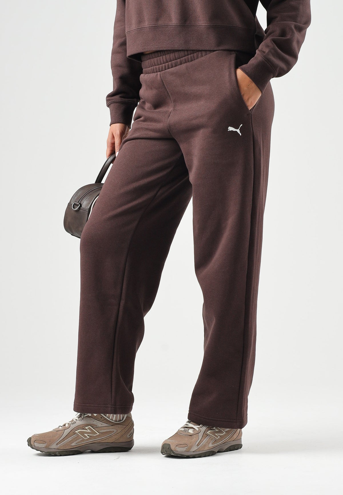 PUMA Tuta DOWNTOWN SWEATSUIT marrone per donna con mini logo iconico laterale 693995 33 PUMA