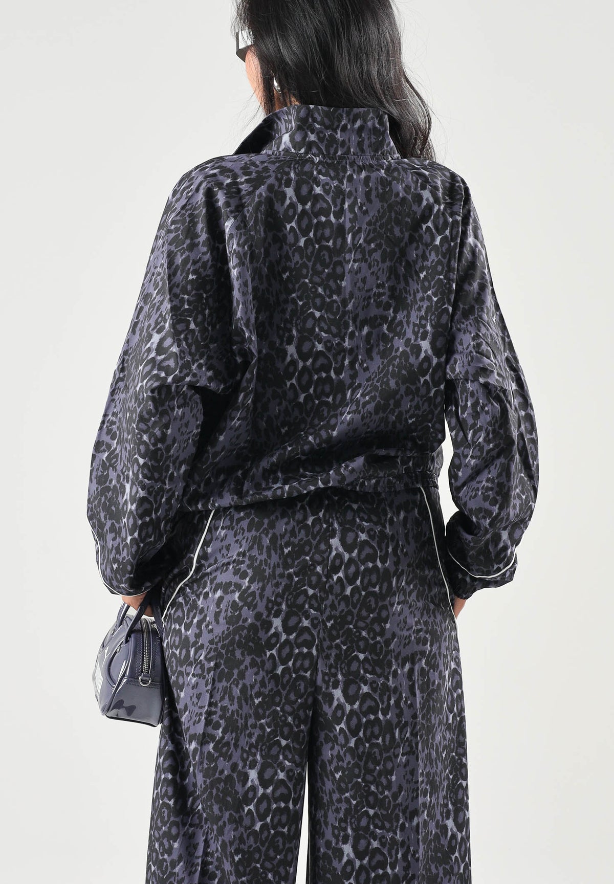 PUMA Giacca a vento RUN WOVEN grigia da donna con stampa grafica all-over e chiusura zippata. 694004 35 PUMA