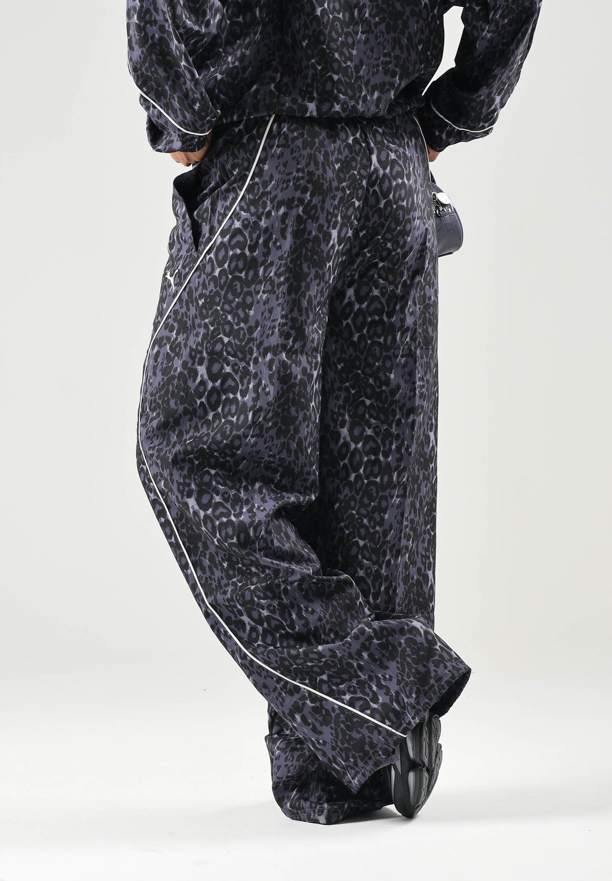 PUMA Pantalone RUN WOVEN PANTS grigio per donna con trama grafica, vita elastica e fondo stringabile. 694005 35 PUMA