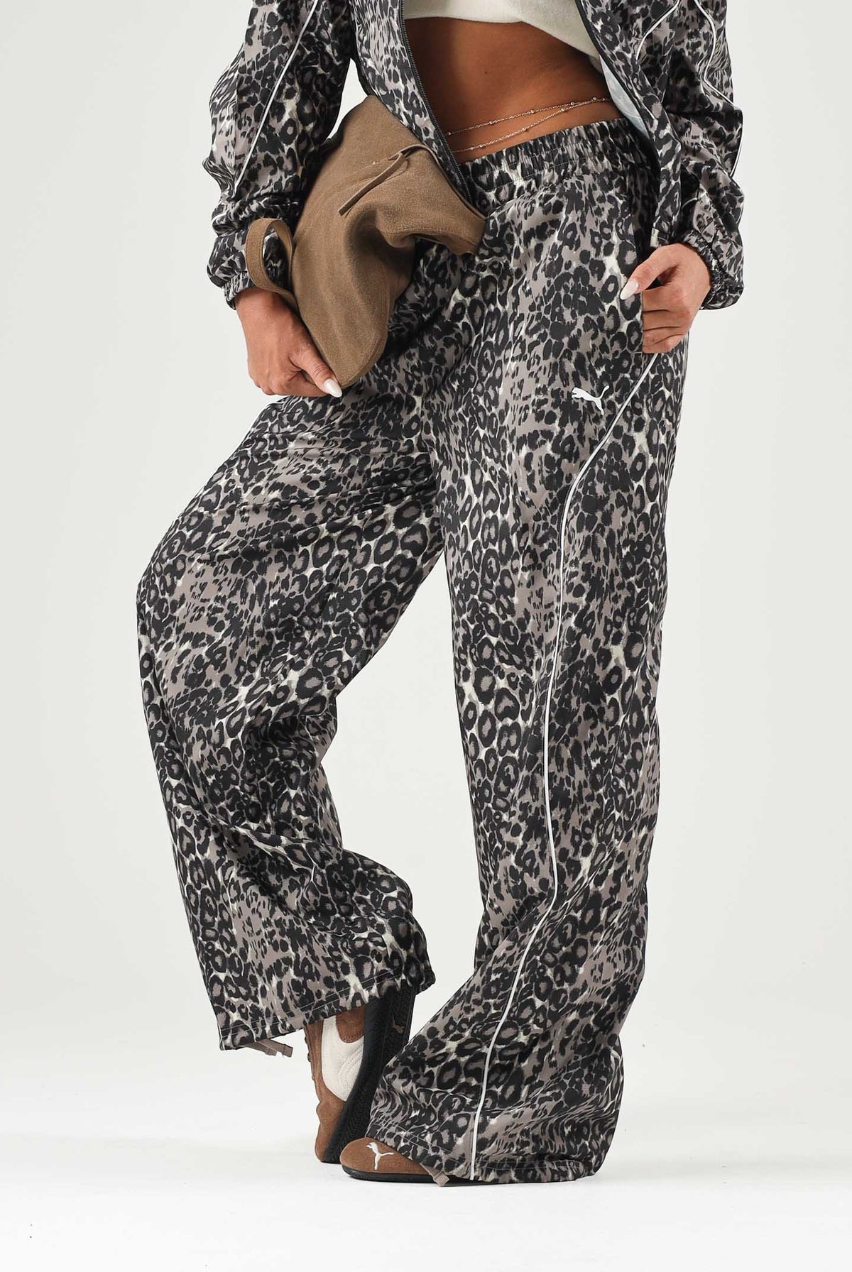 PUMA Pantaloni RUN WOVEN PANTS beige per donna con trama grafica, vita elastica e fondo stringabile. 694005 81 PUMA