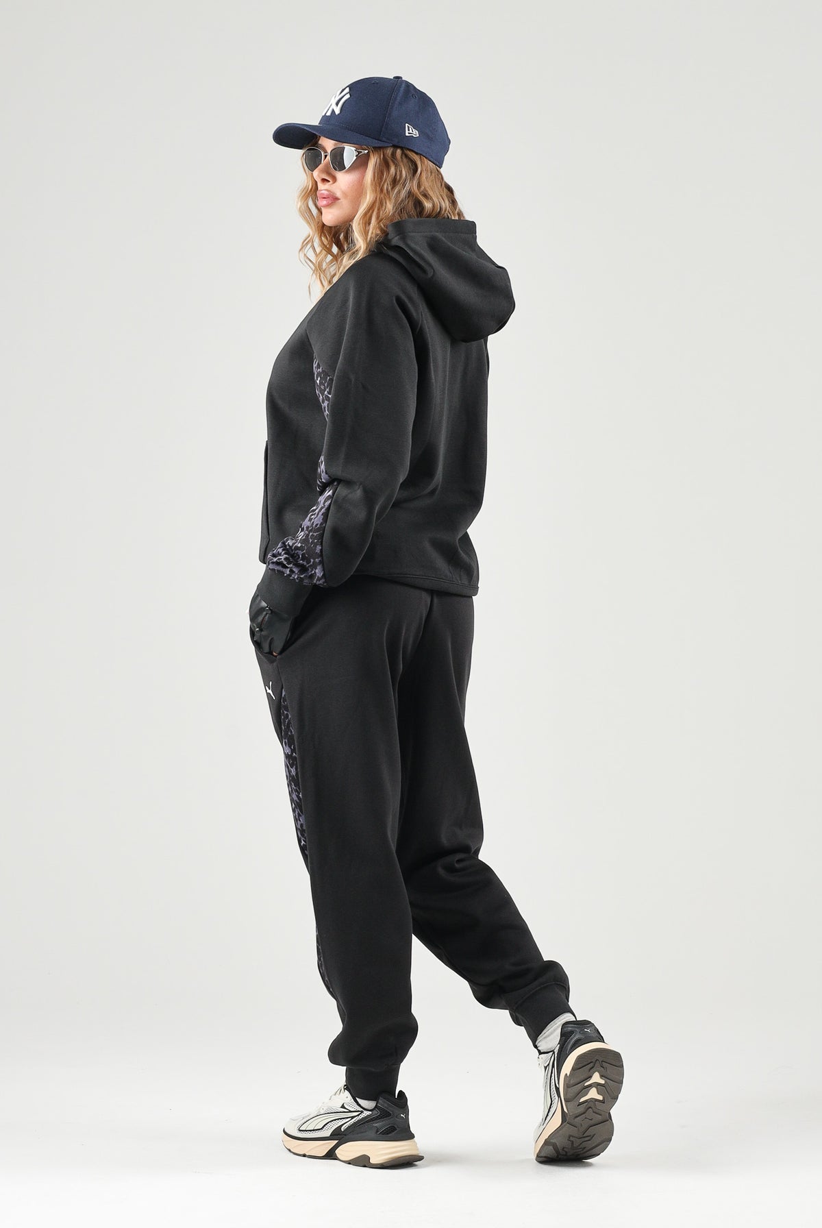 PUMA Felpa con cappuccio RUN HOODIE nera da donna con inserti manica stampati 694007 01 PUMA