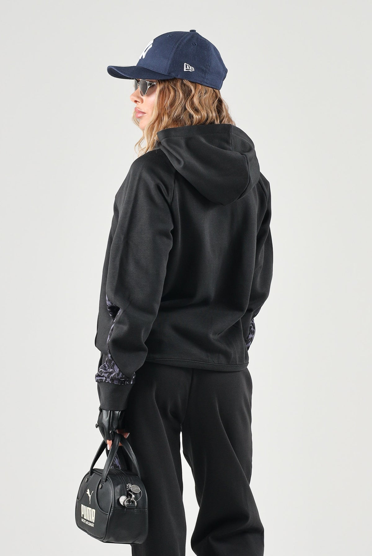 PUMA Felpa con cappuccio RUN HOODIE nera da donna con inserti manica stampati 694007 01 PUMA