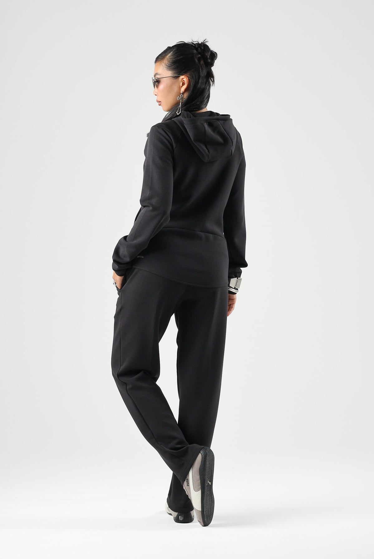 PUMA Pantaloni STRAIGHT LEG neri da donna con vita elasticizzata, coulisse e tasche laterali. 694036 01 PUMA