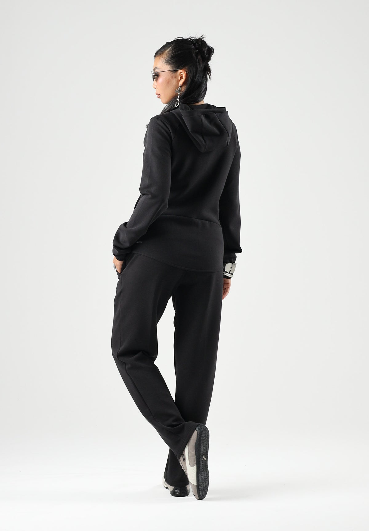 PUMA Felpa con zip EVOSTIPE FULL-ZIP HOODIE nero da donna con cappuccio integrato e tasche oblique. 694039 01 PUMA