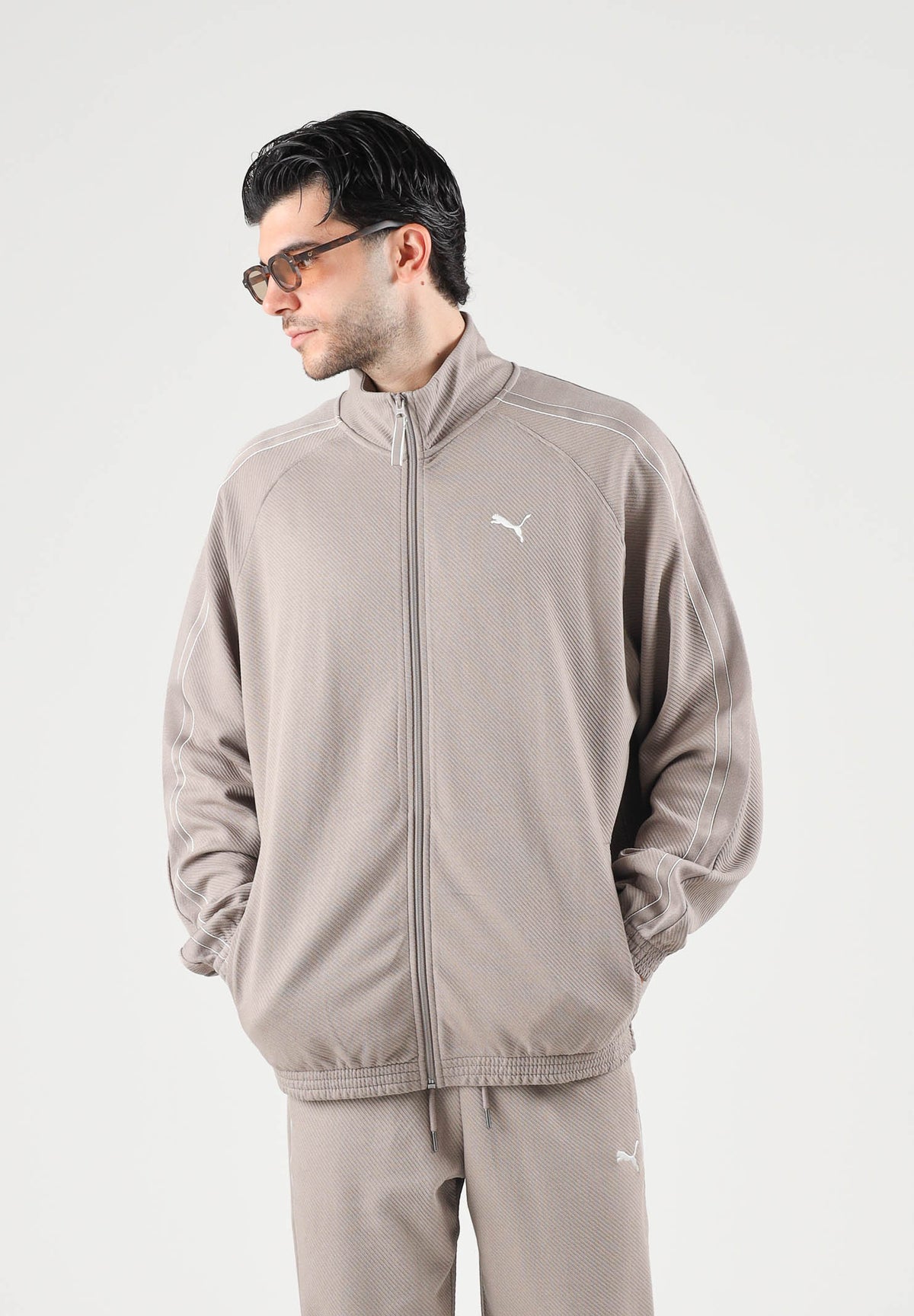 PUMA Felpa con zip TRACK JACKET beige da uomo con profilo bicolore e colletto rialzato. 694298 81 PUMA