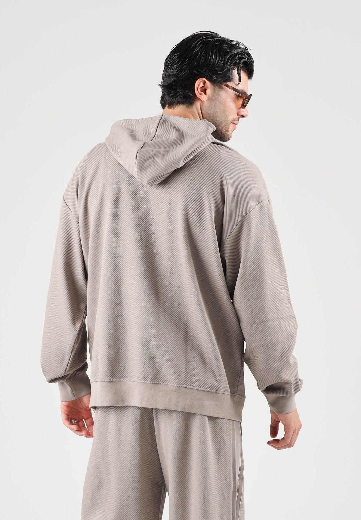 PUMA Felpa con cappuccio CLASSICS HOODIE beige da uomo con cappuccio integrato e tasca a marsupio. 694309 81 PUMA