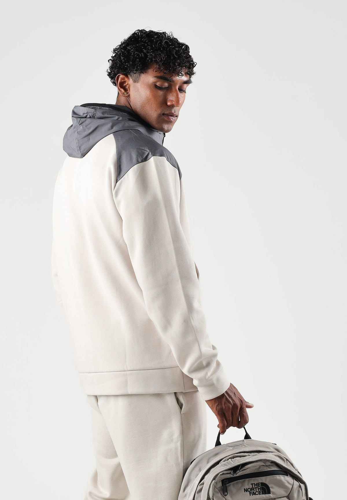 PUMA Felpa con zip PUMATECH beige e grigio per uomo con cappuccio integrato e tasca sul petto. 694490 82 PUMA