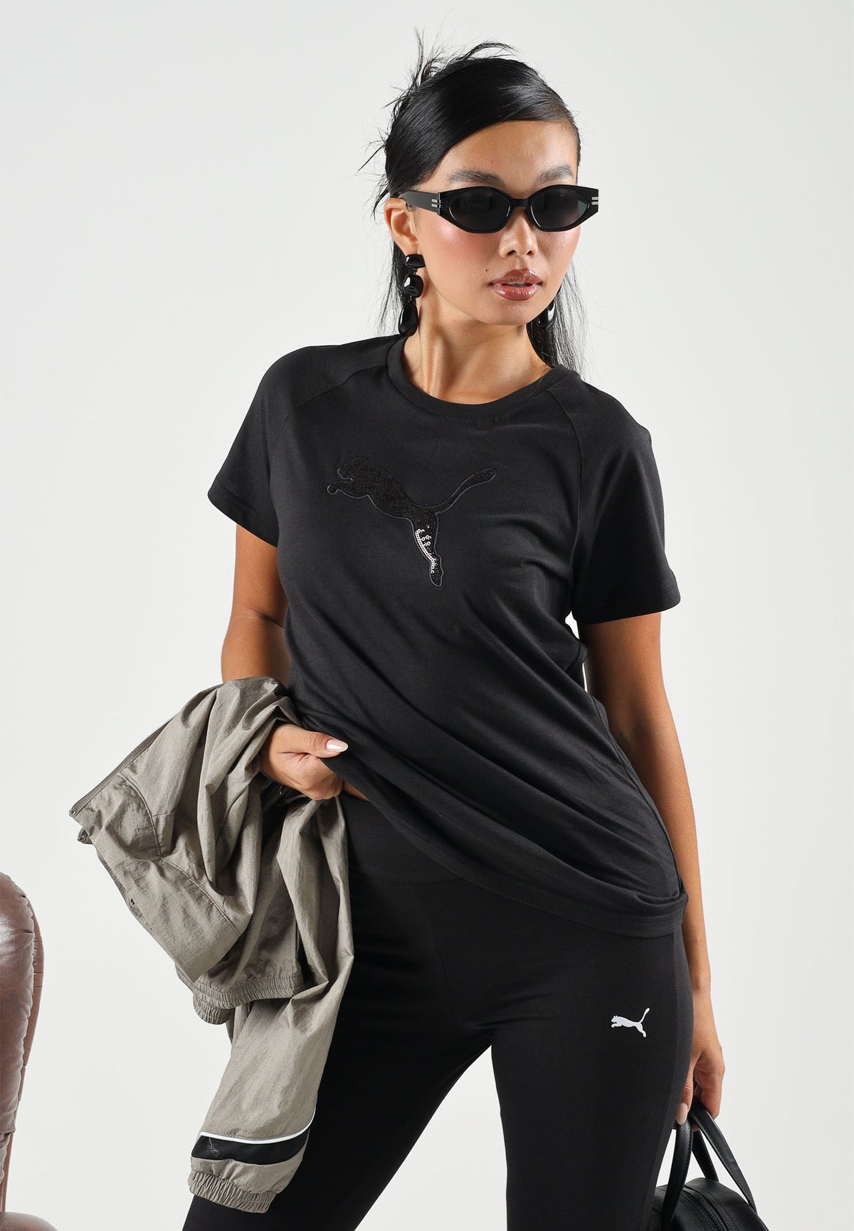 PUMA T-shirt manica corta CLASSICS RHINESTONE nero da donna con logo in strass sul petto e girocollo. 694576 01 PUMA