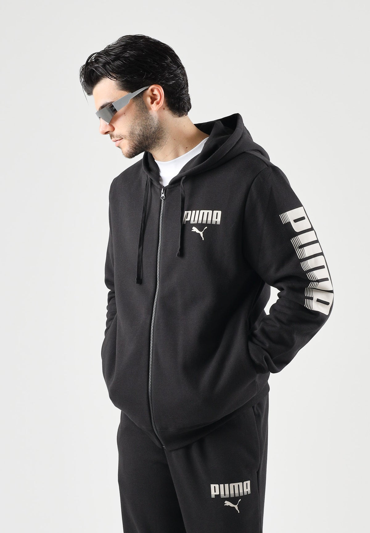 PUMA Tuta sportiva ESS HOODED SUIT nero da uomo con felpa zippata, cappuccio e pantaloni coordinati. 696906 01 PUMA