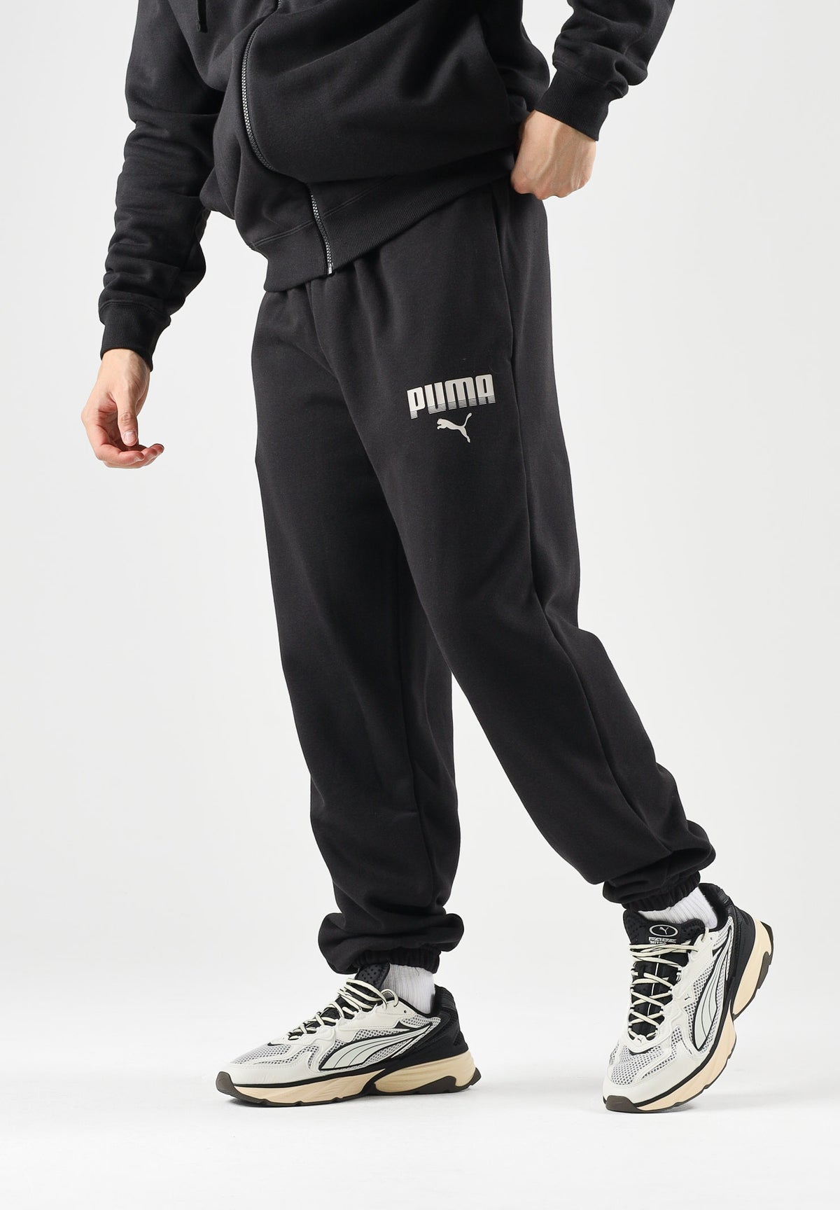 PUMA Tuta sportiva ESS HOODED SUIT nero da uomo con felpa zippata, cappuccio e pantaloni coordinati. 696906 01 PUMA