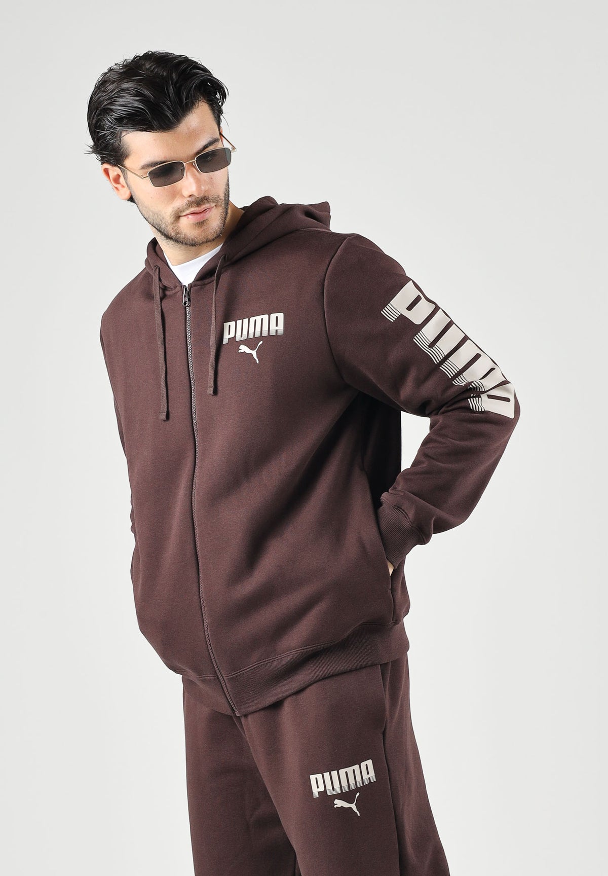 PUMA Tuta sportiva ESS HOODED SUIT marrone da uomo con giubbotto felpato zippato e pantaloni elastici. 696906 33 PUMA