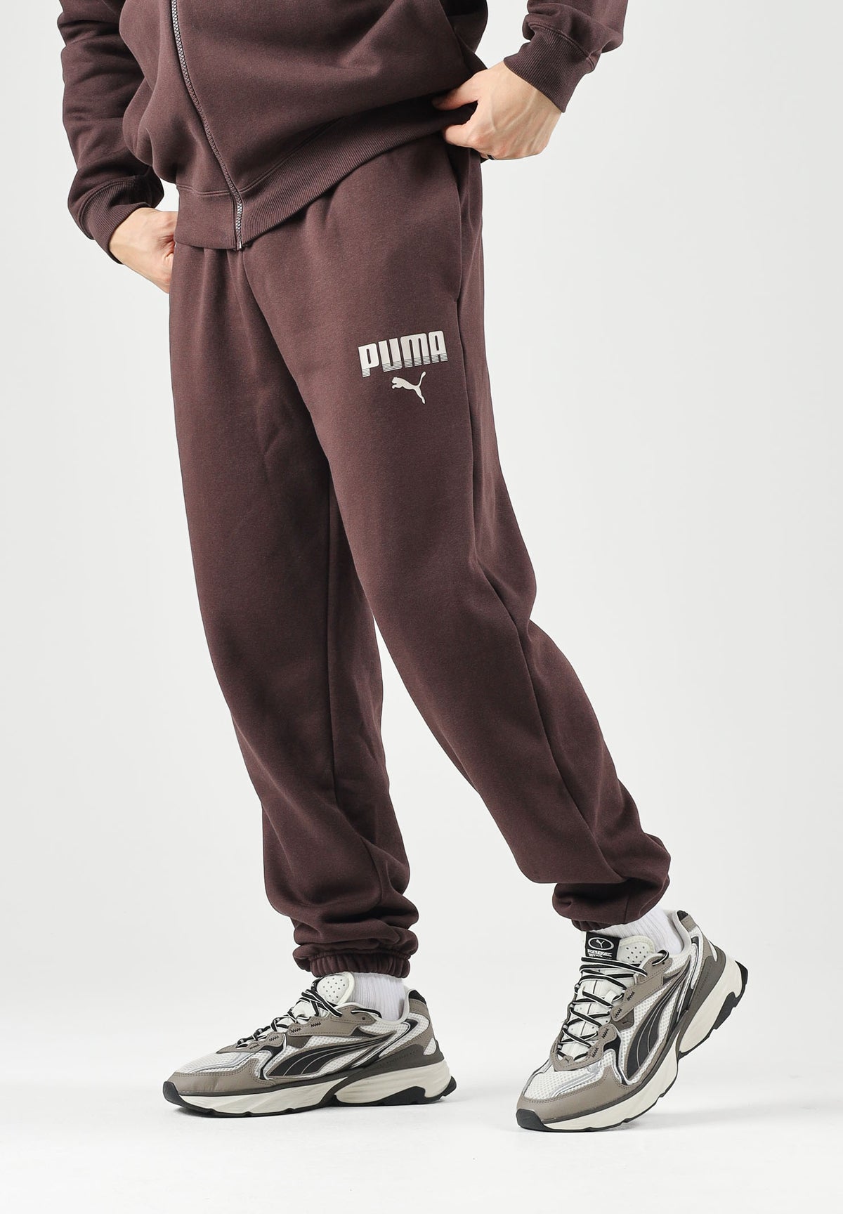 PUMA Tuta sportiva ESS HOODED SUIT marrone da uomo con giubbotto felpato zippato e pantaloni elastici. 696906 33 PUMA