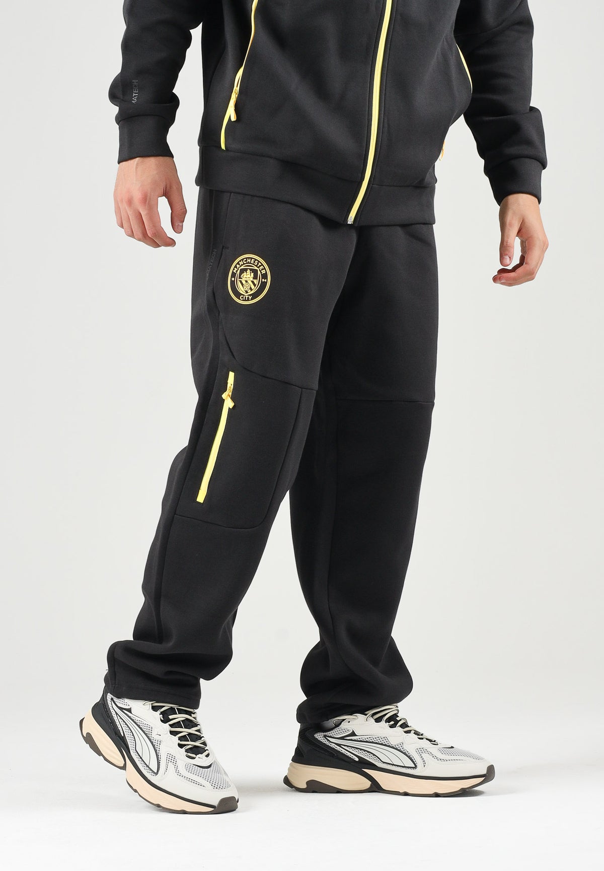 PUMA Pantaloni MANCHESTER CITY TRAVEL PANTS nero da uomo con zip dorata e stemma del club applicato. 786265 27 PUMA