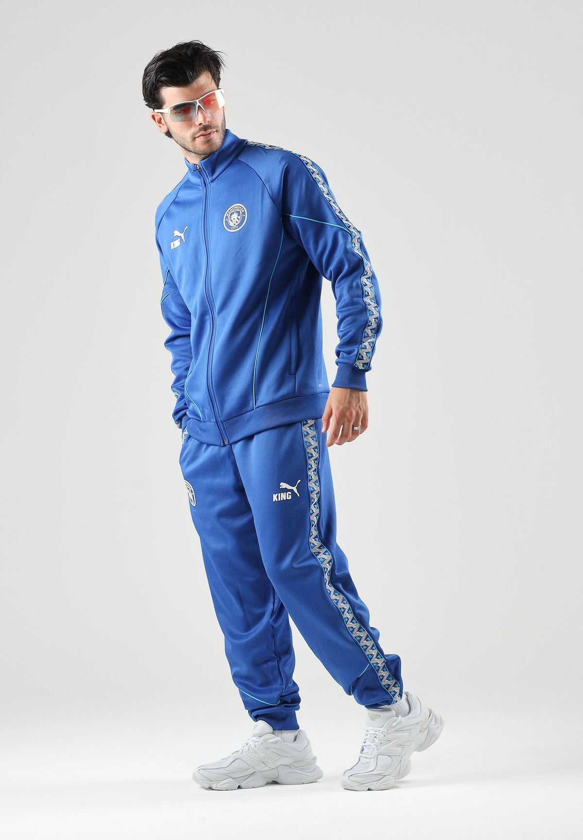 PUMA Pantaloni MANCHESTER CITY TRACK PANTS blu da uomo con bande laterali lavorate e caviglie con polsino. 786297 31 PUMA